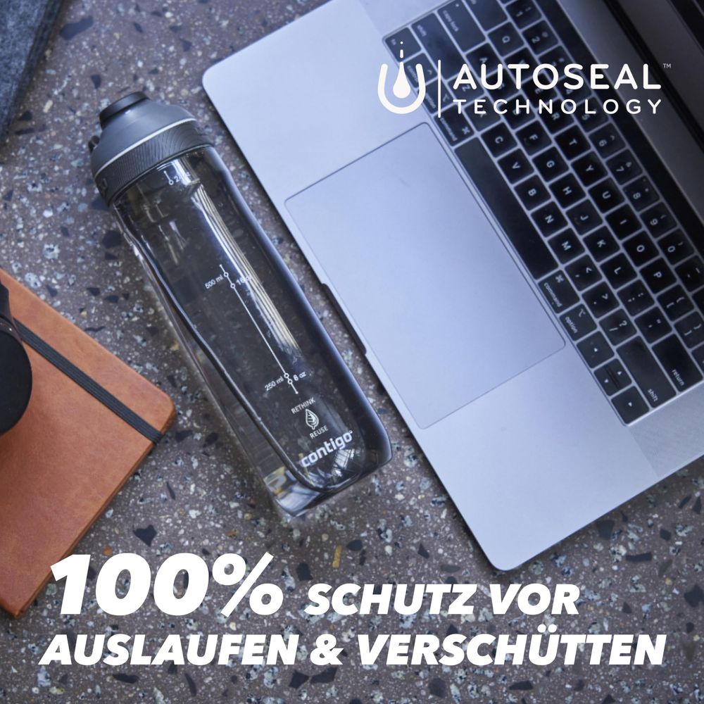 Schwarze Contigo Trinkflasche neben Laptop und Notizbuch auf Steintisch.