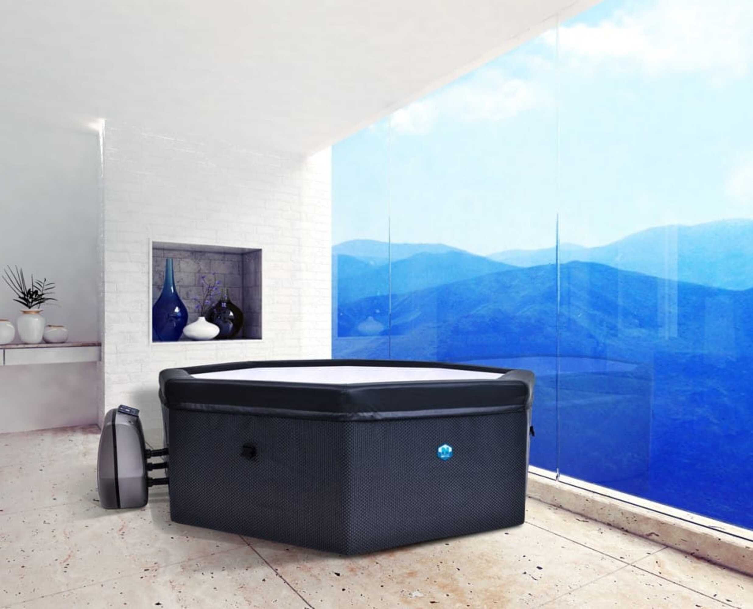 Un jacuzzi inflable con bomba se sienta frente a una ventana con paisaje montañoso.