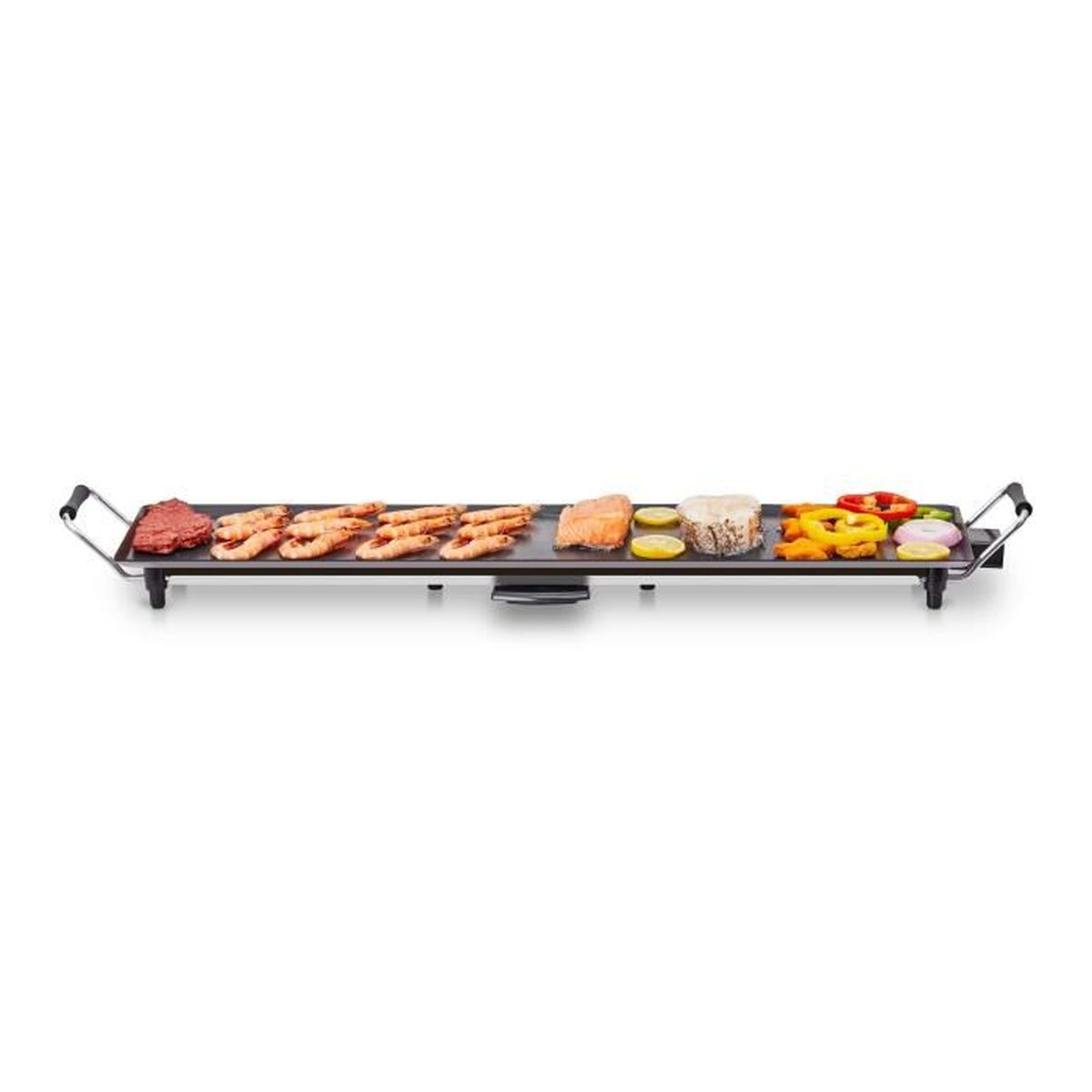 Een lange elektrische grill met rauwe biefstuk, garnalen, zalm en gesneden groenten.