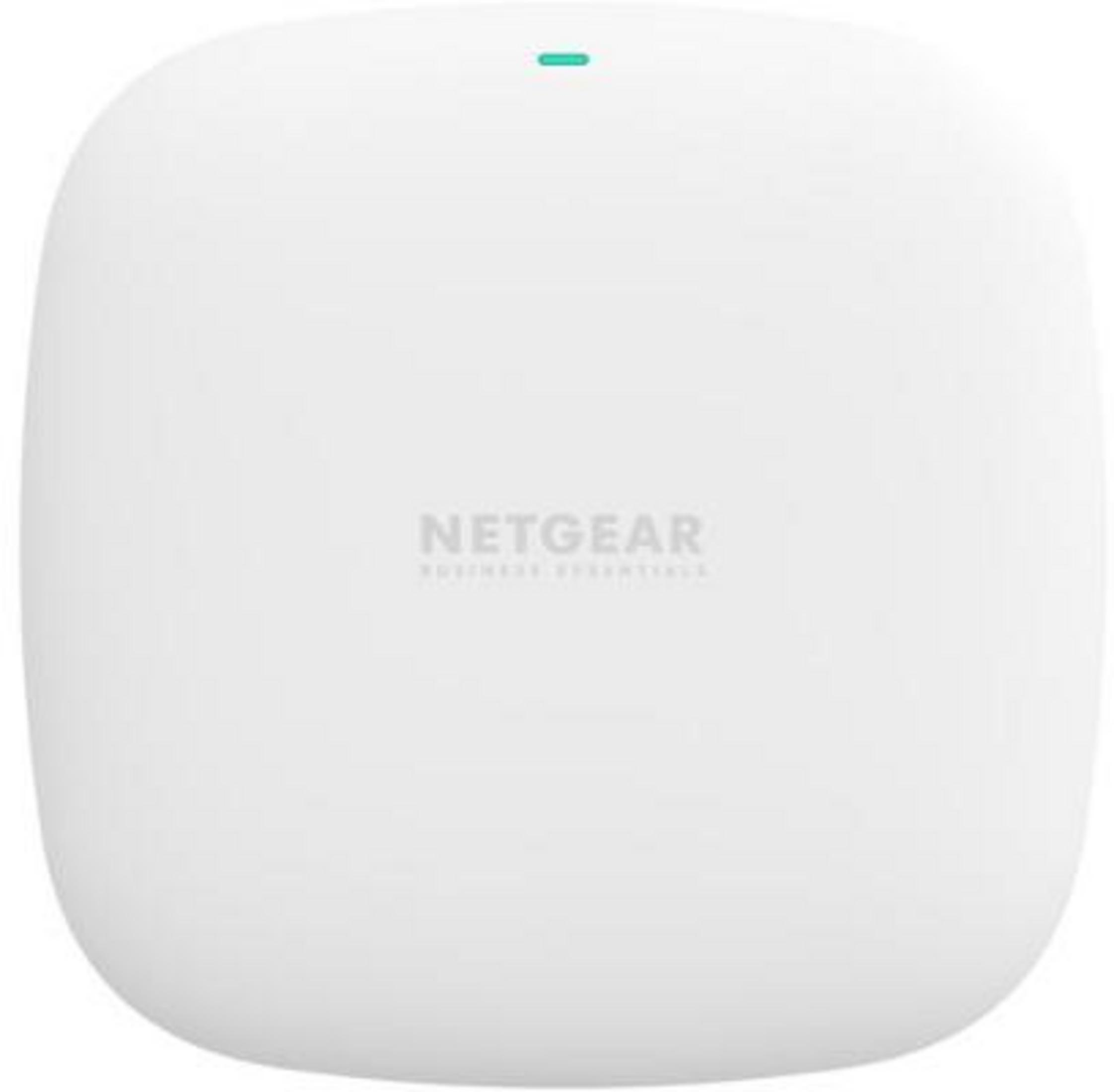 Biały router Netgear z małym zielonym światłem na górze.