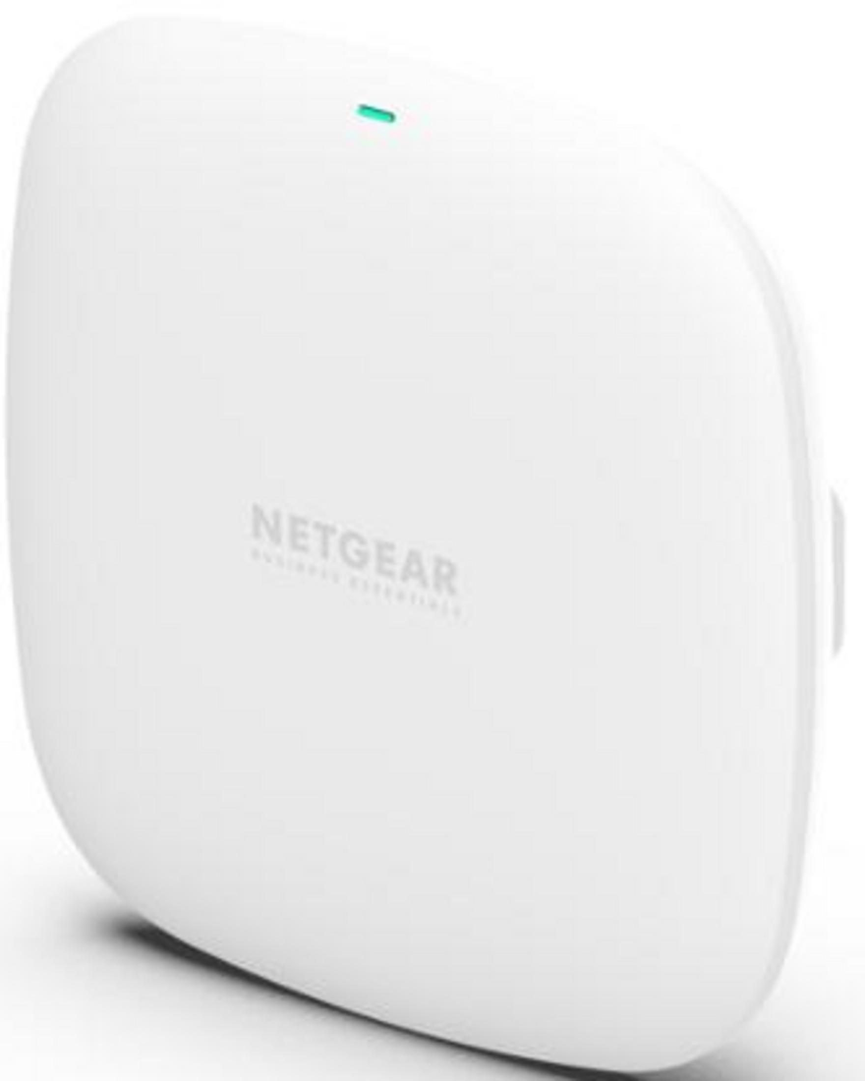 Białe urządzenie Netgear z zielonym światłem na górze.