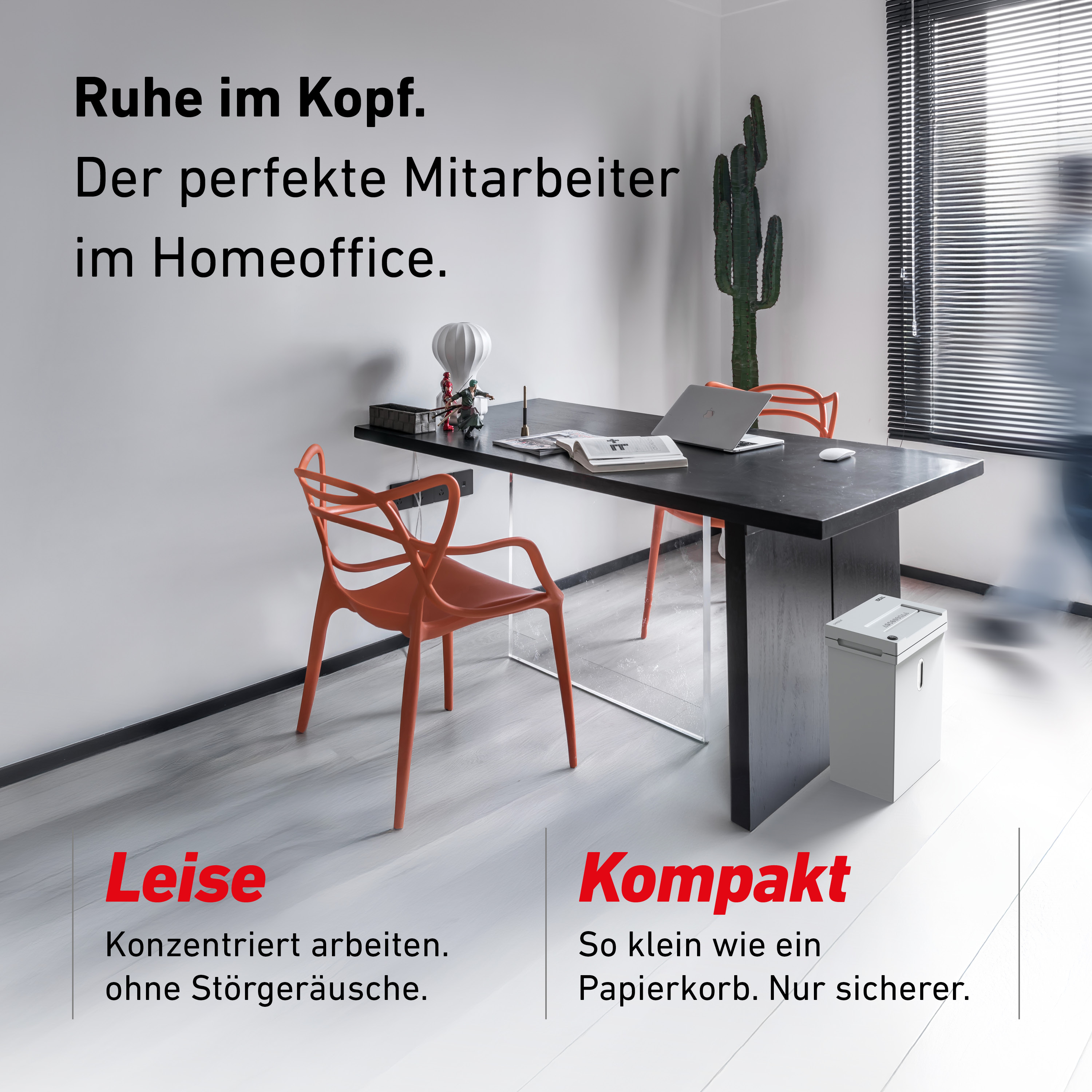 Modernes Homeoffice mit Schreibtisch, zwei Stühlen, Laptop und Aktenvernichter.