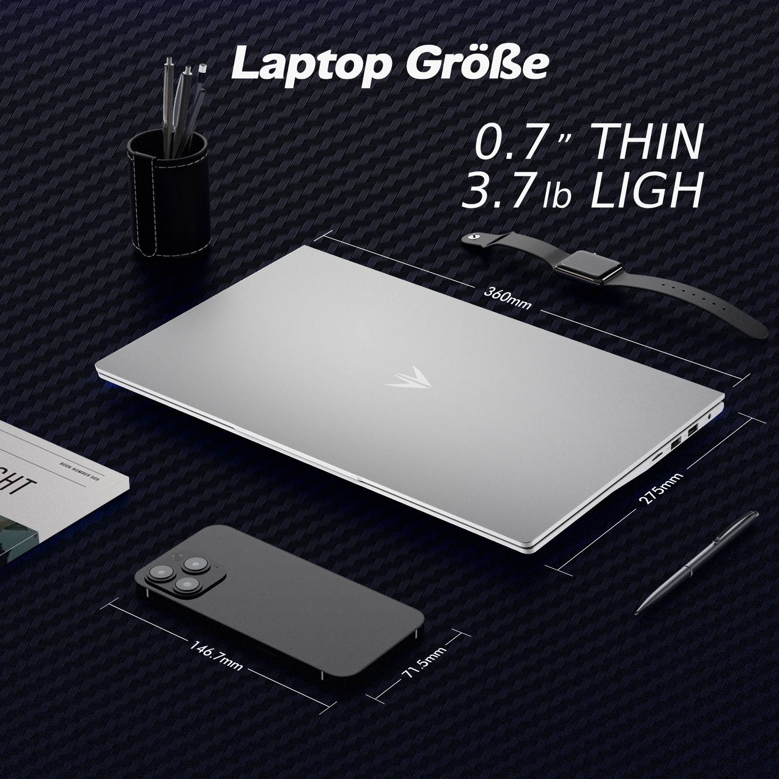 Silberner Laptop, Smartphone, Stiftehalter, Stift und Buch auf dunklem Hintergrund.