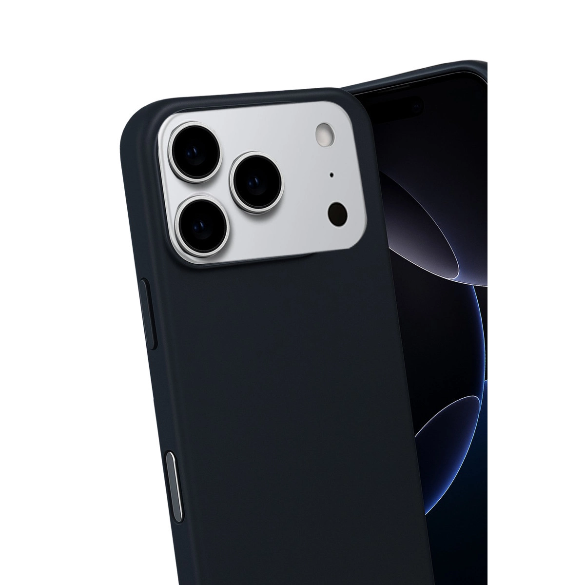 Üç kameralı, gümüş çerçeveli lacivert telefon.