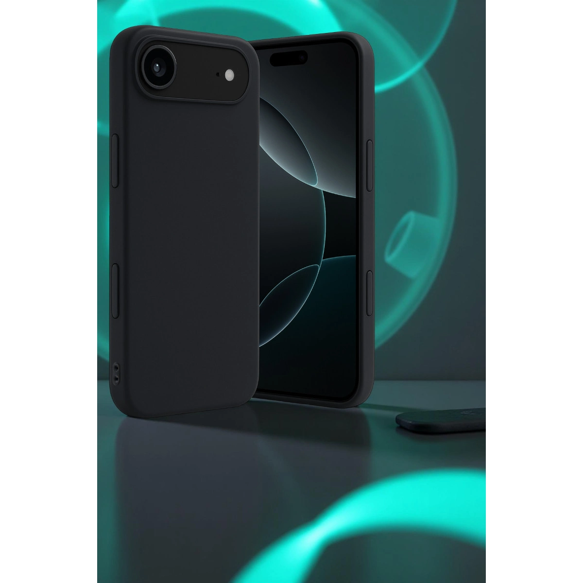 Bir kılıf içinde siyah bir telefon, başka bir telefonun yanında duruyor. Arkada yeşil halkalar.