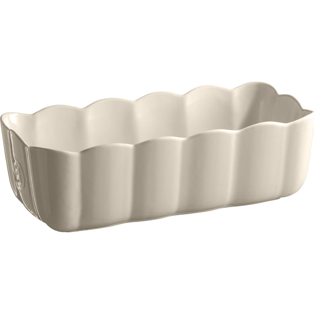 Ein cremefarbener Keramik-Auflauf mit Muschelrand.