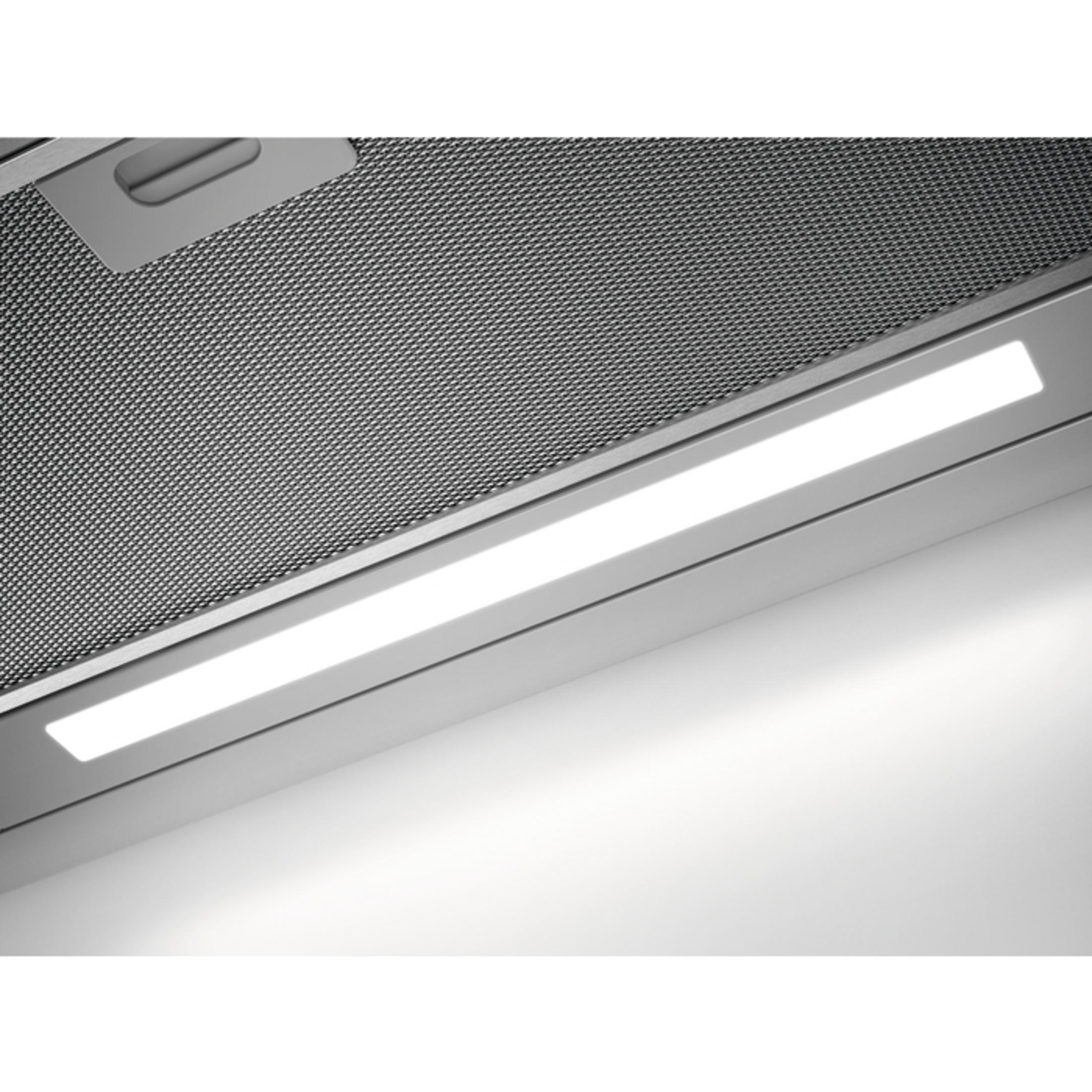 Primo piano di una cappa aspirante con filtro metallico e barra luminosa LED.