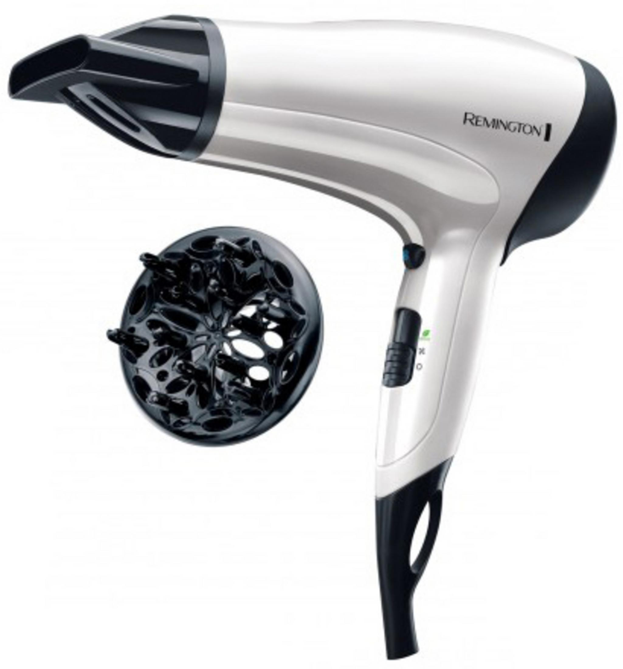 Een witte Remington-haardroger met zwarte diffuser tegen een witte achtergrond.