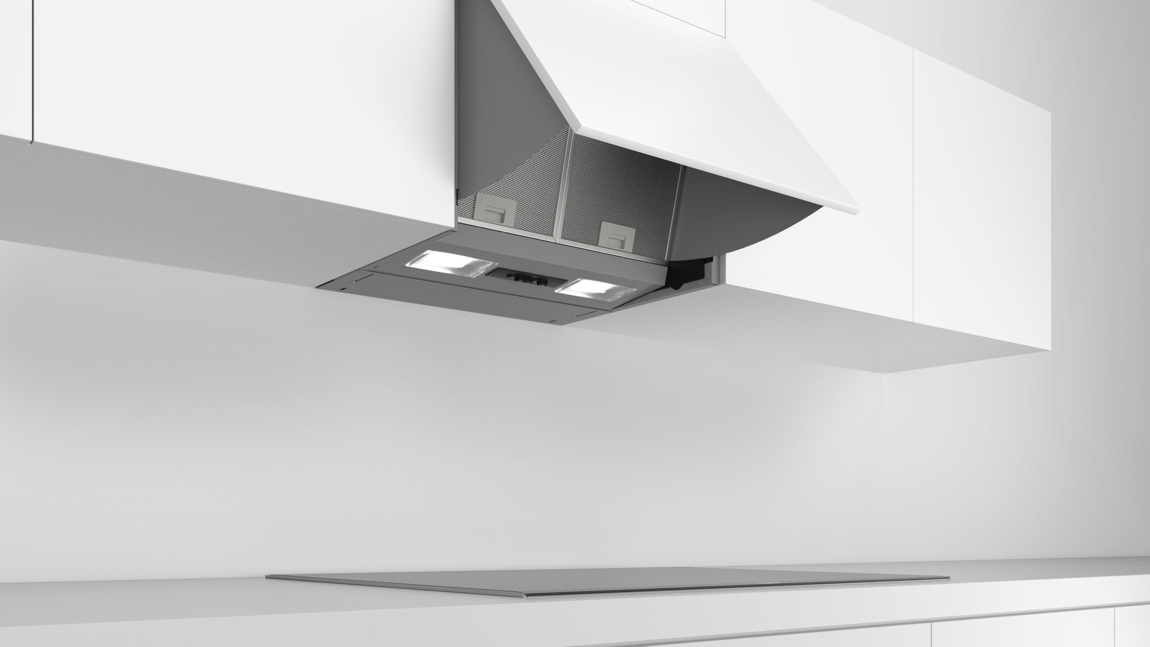 Soffitto cucina bianco con cappa integrata e luci.
