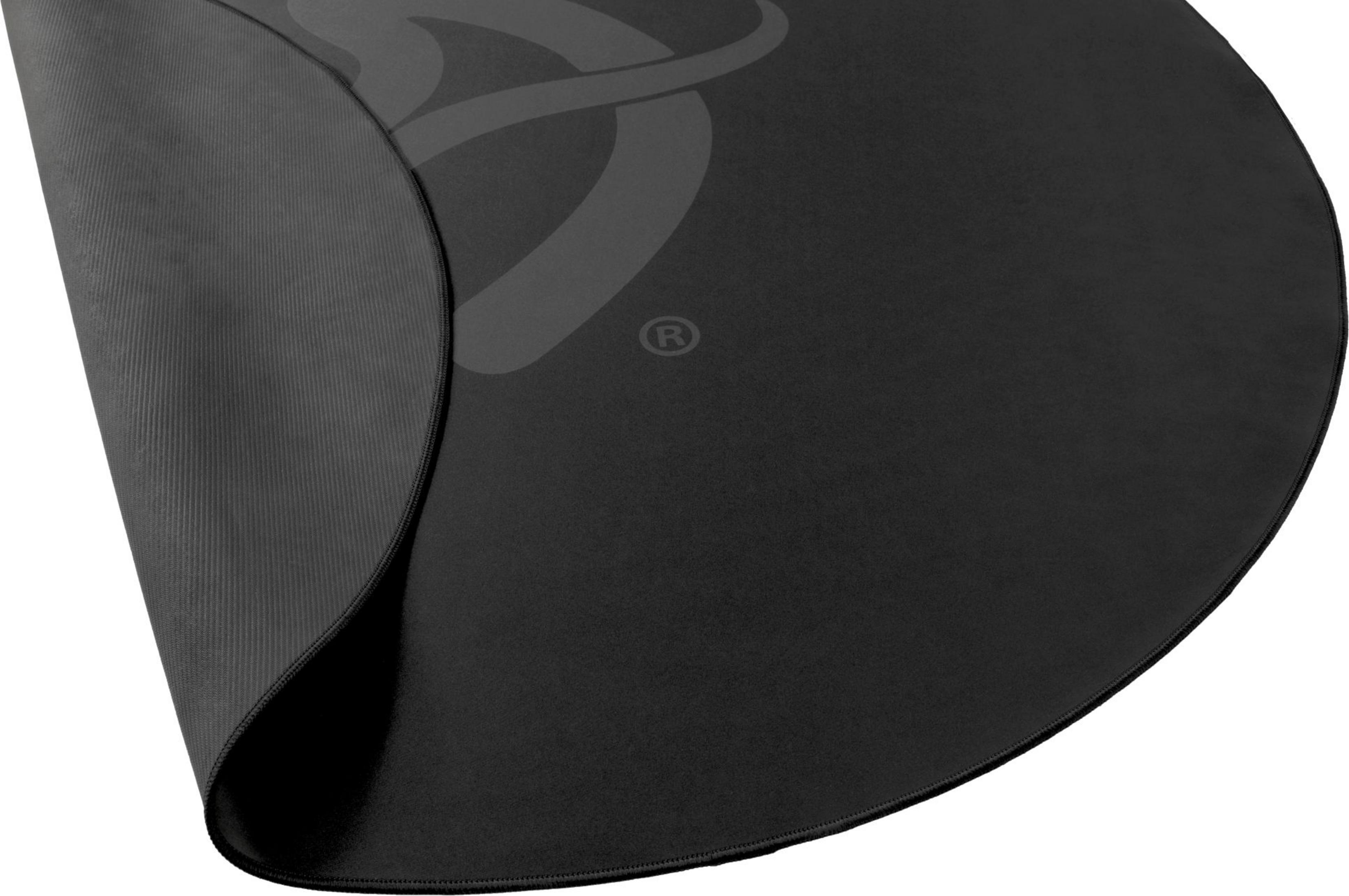 Tappetino nero con logo stilizzato e simbolo R.