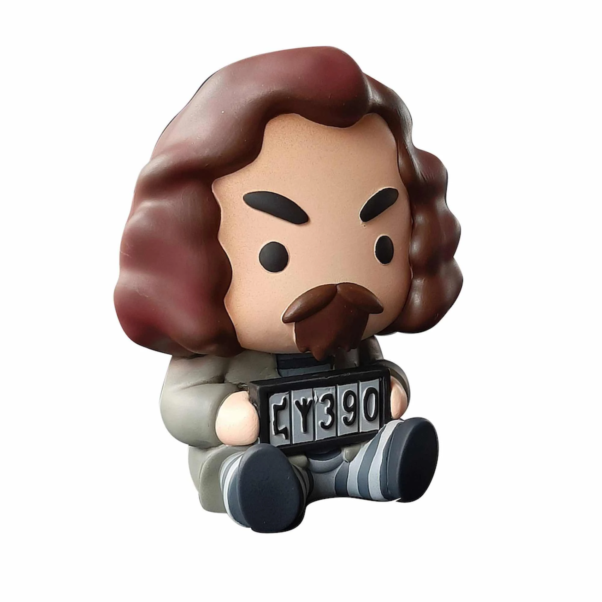 Figura de cabello castaño y bigote sostiene un cartel con CY390.