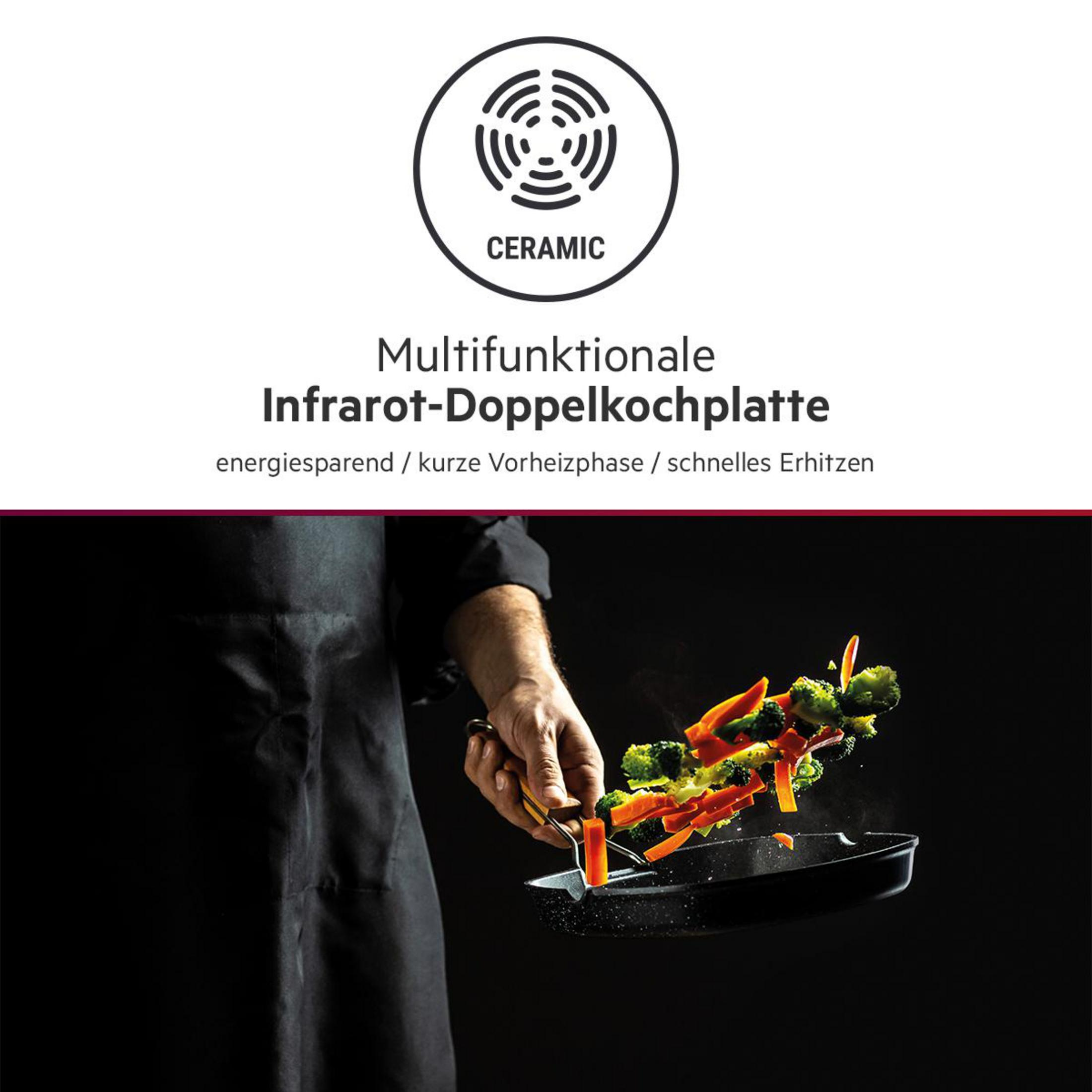 Szef kuchni wrzuca warzywa na patelnię z płytą grzewczą.