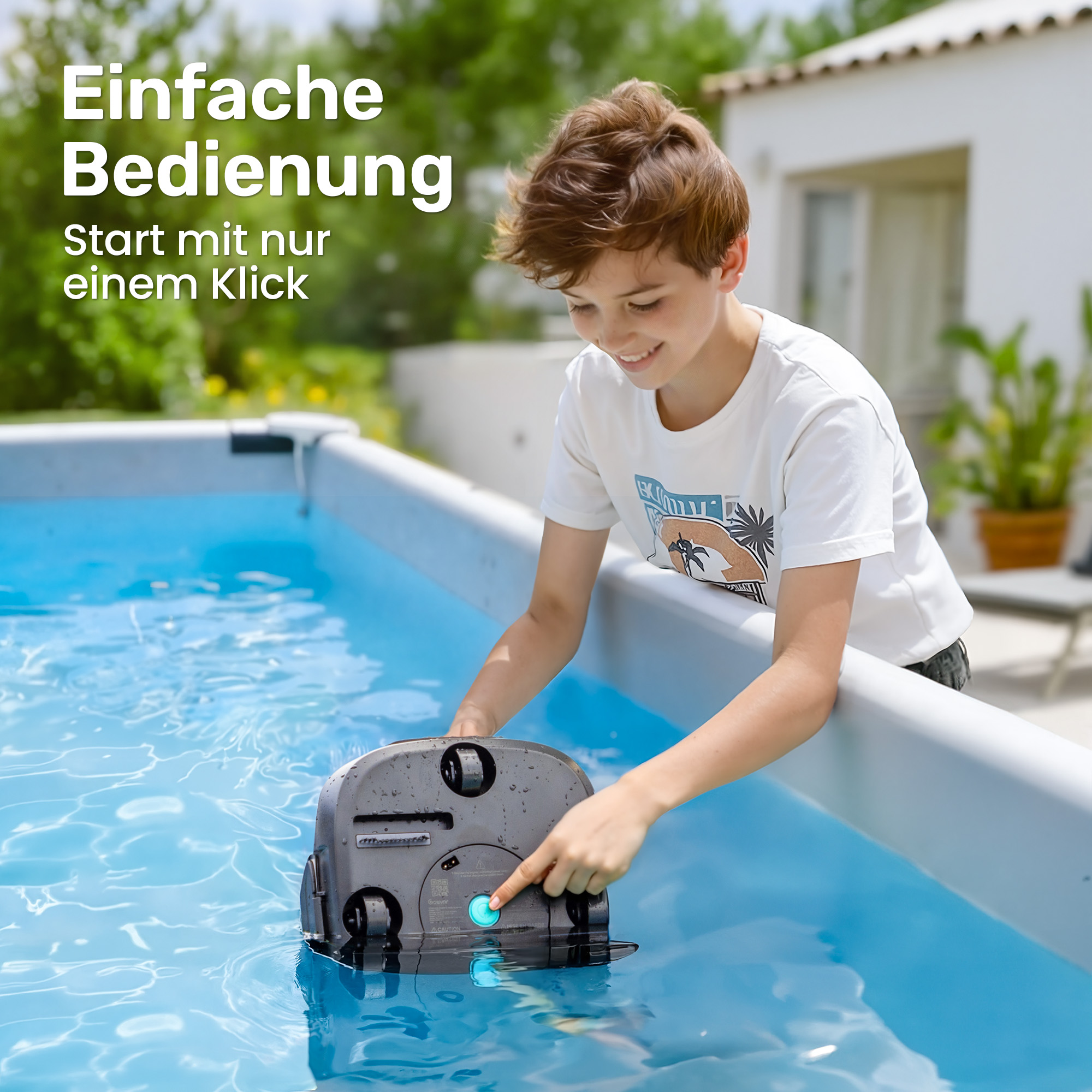 Ein Junge startet einen Poolreiniger in einem blauen Pool.