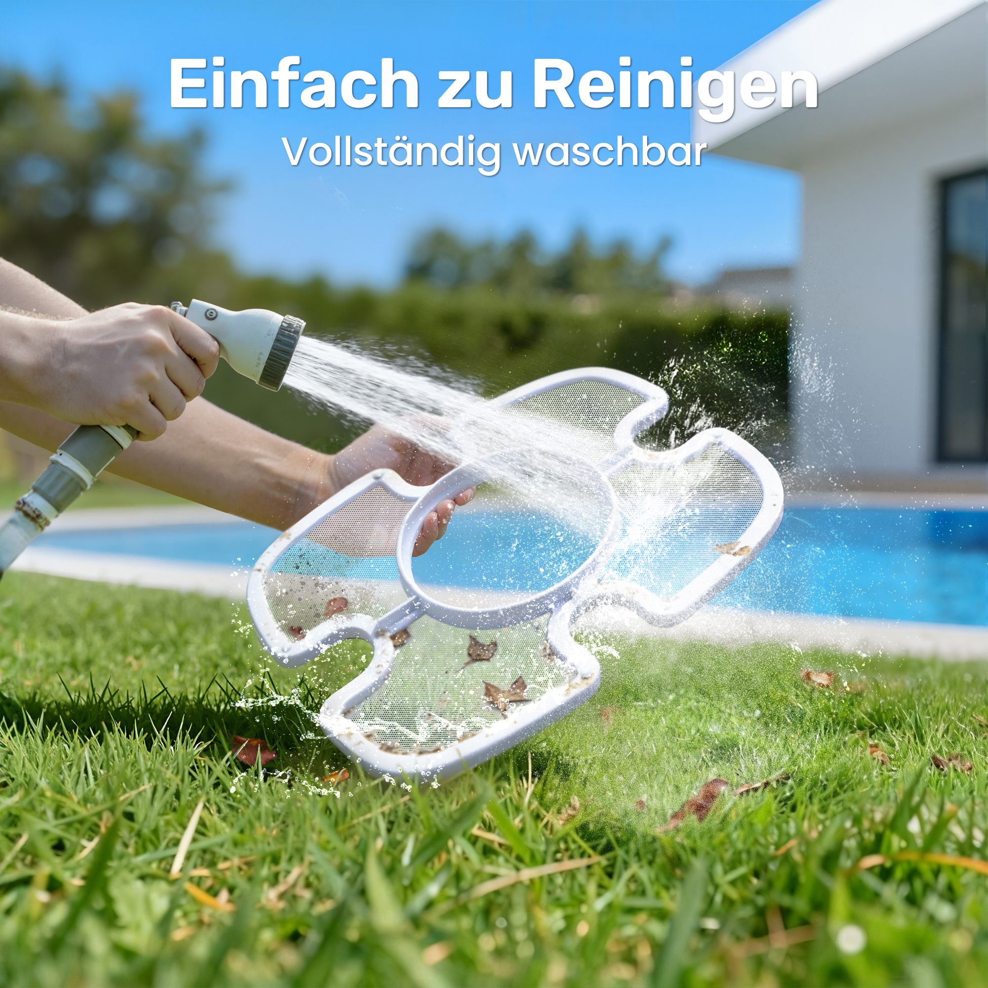 Ein weißer Poolkescher wird draußen mit Wasser abgespritzt.