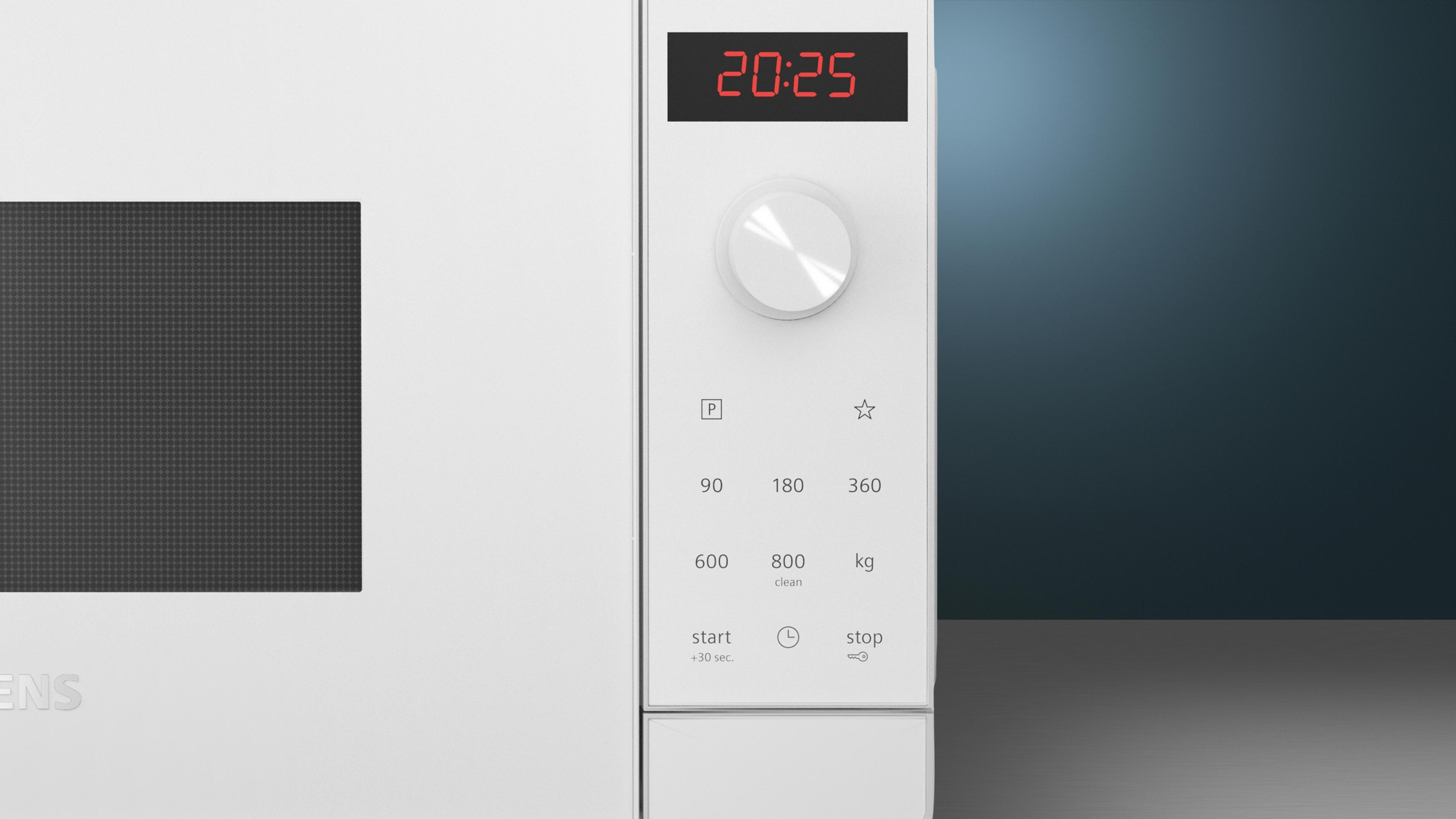 Biała kuchenka mikrofalowa z wyświetlaczem cyfrowym 20:25, pokrętłem i przyciskami.