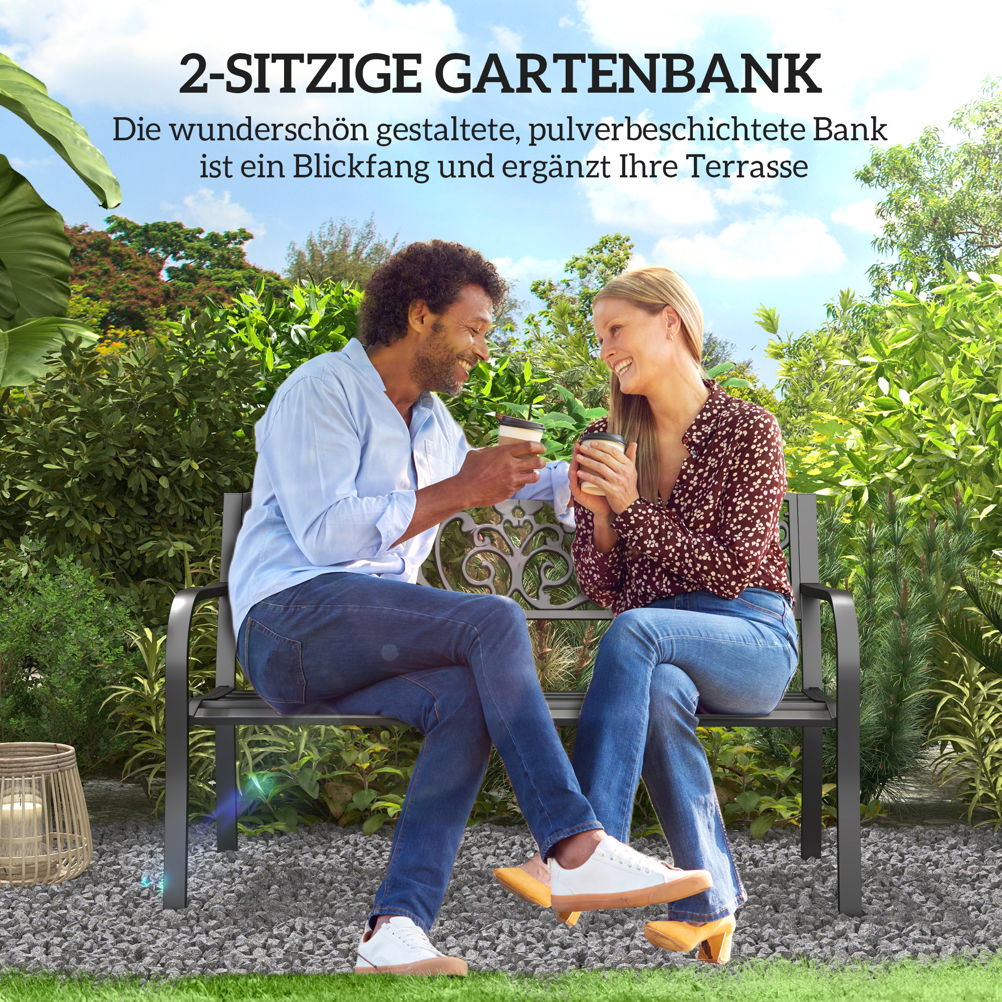Ein Mann und eine Frau sitzen auf einer Gartenbank und trinken Kaffee.