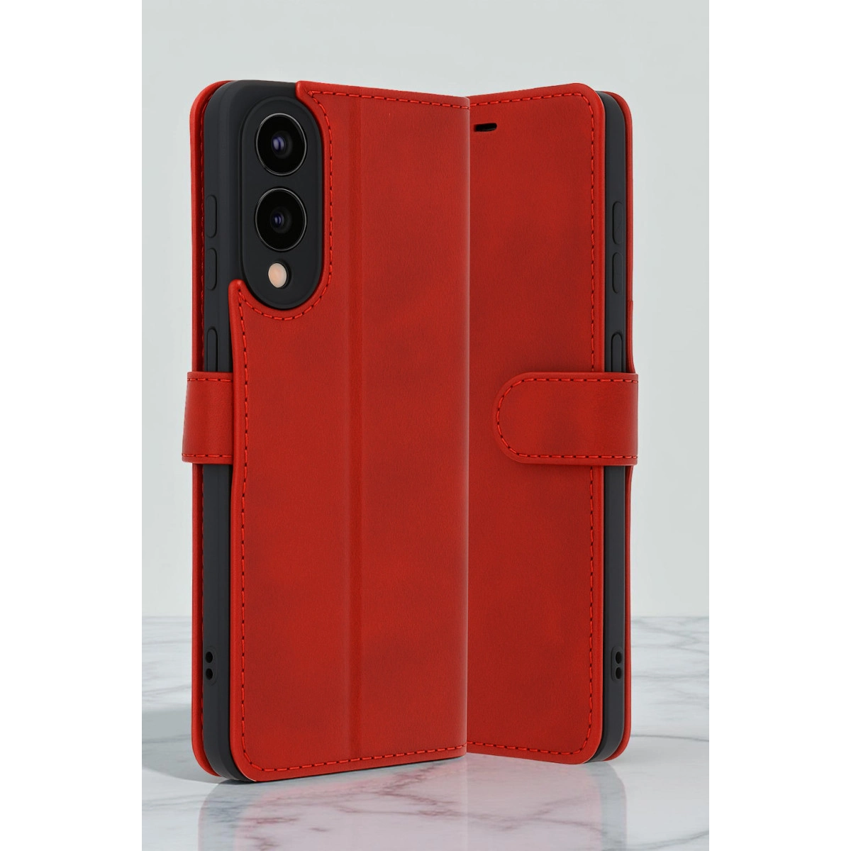 Kamera kesimli ve manyetik kapamalı kırmızı kapaklı telefon kılıfı.