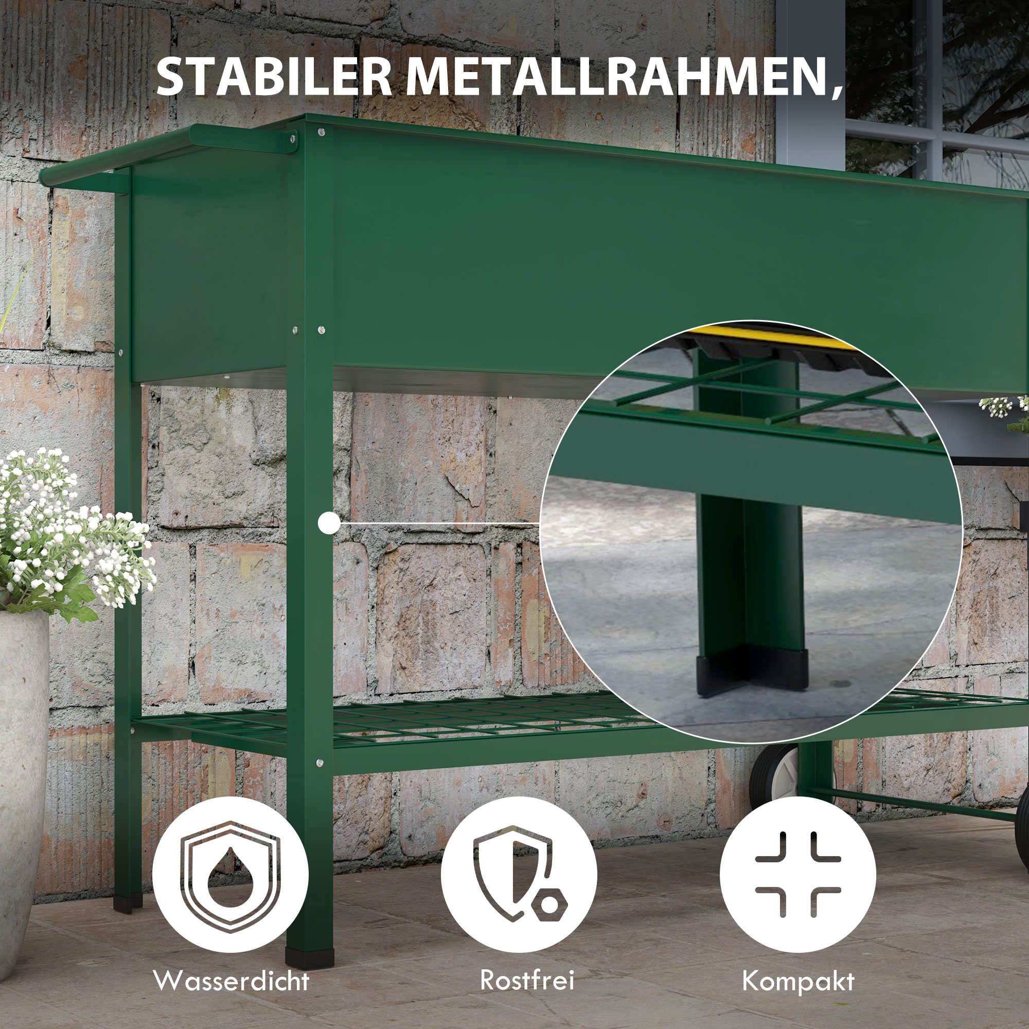 Grünes Metallregal mit drei Ebenen und Rädern. Betonwand im Hintergrund.
