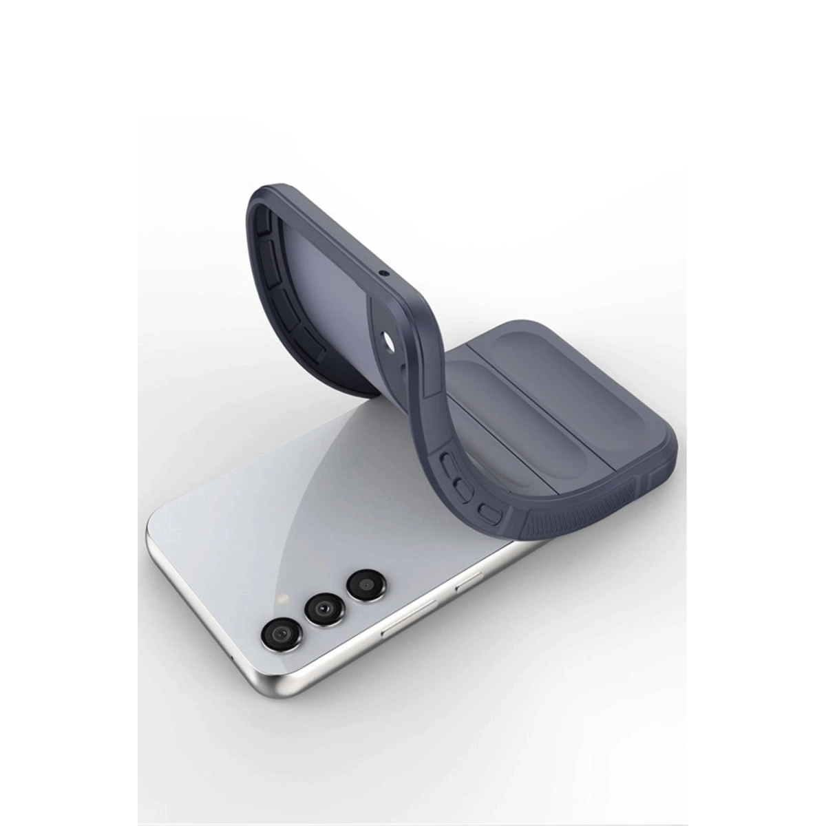 Gri bir telefon kılıfı, üç kameralı beyaz bir akıllı telefonun üzerine yerleştirilmiştir.
