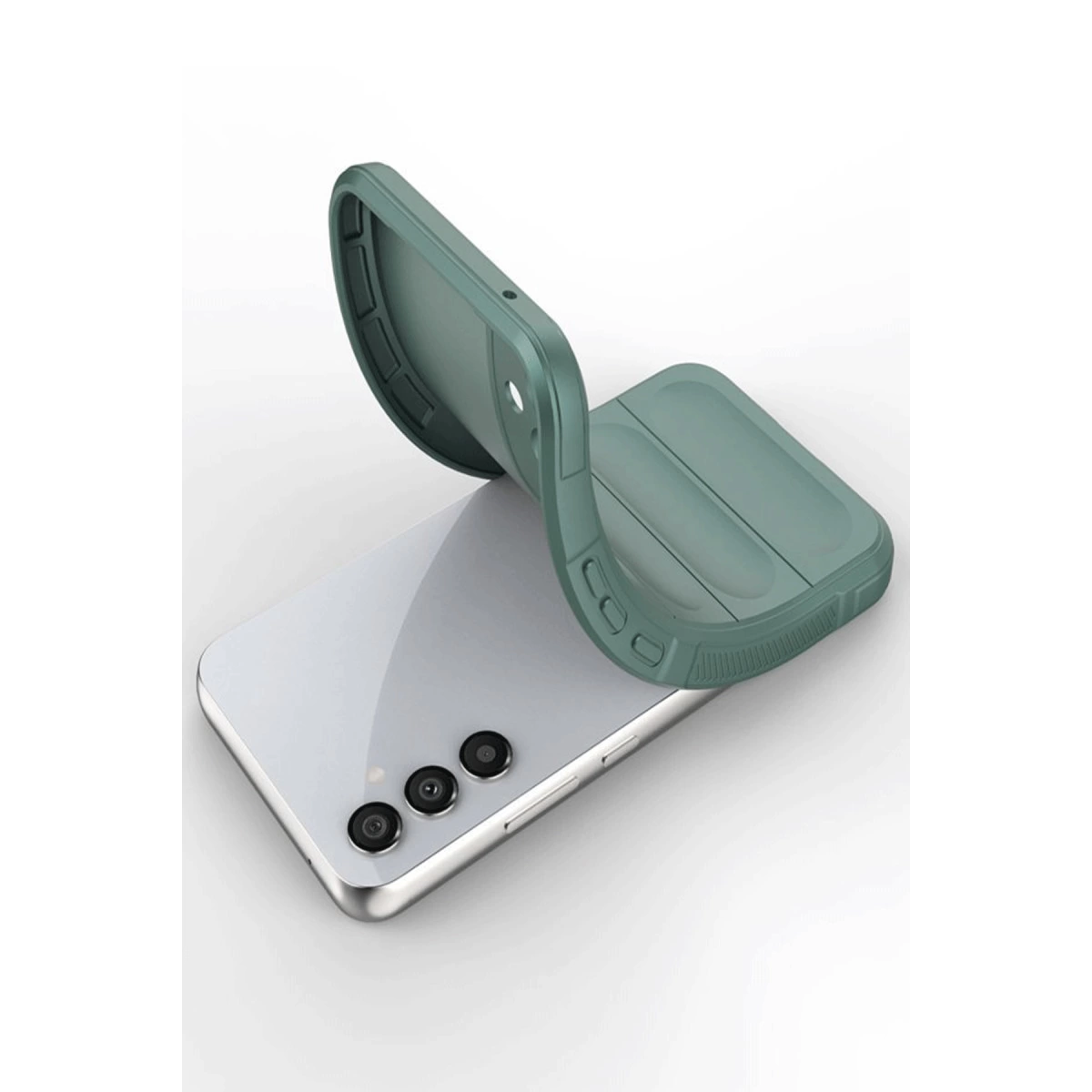 Yeşil telefon kılıfı gümüş bir akıllı telefona yerleştiriliyor.
