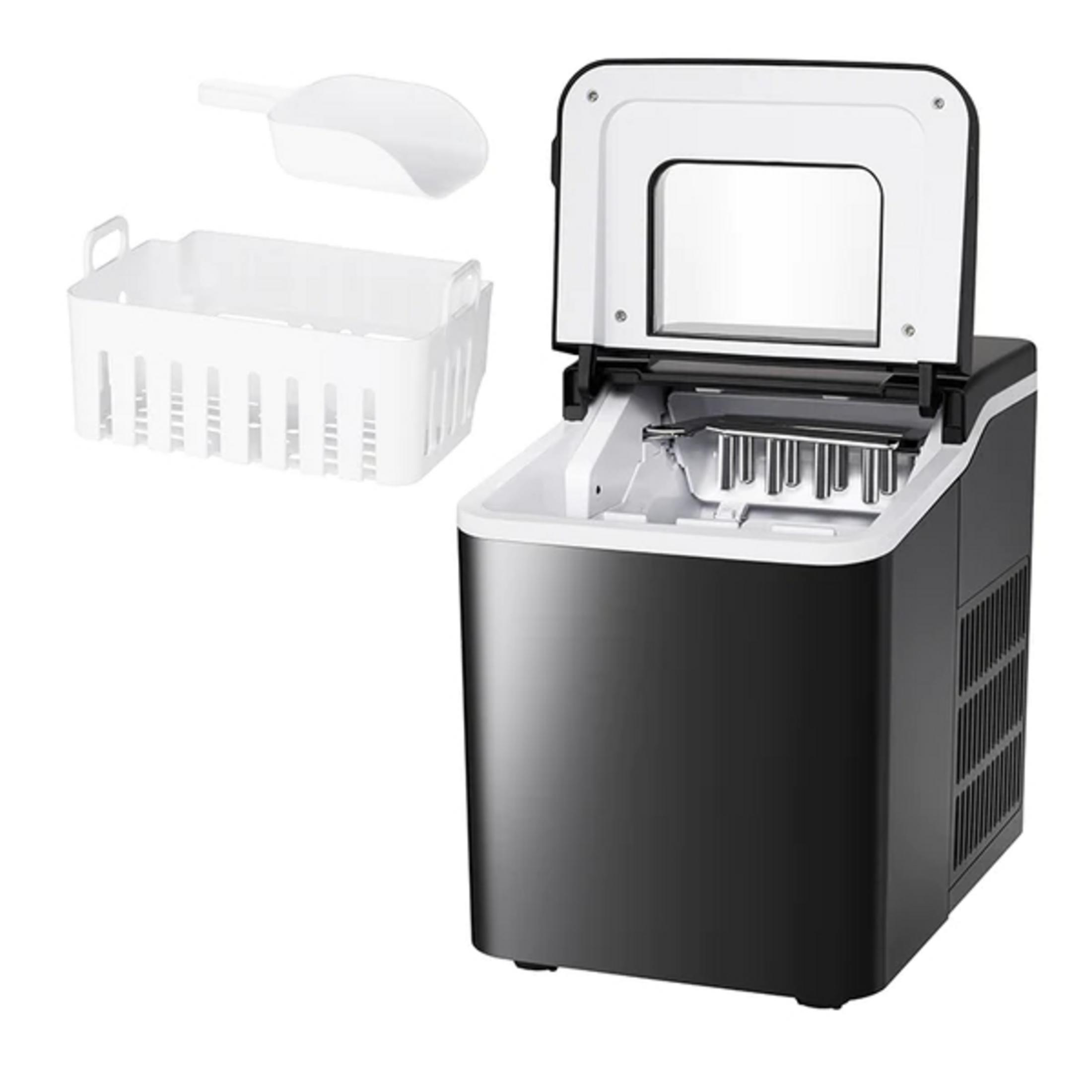 Czarna kostkarka do lodu z otwartą pokrywą, obok biały pojemnik i łopatka.