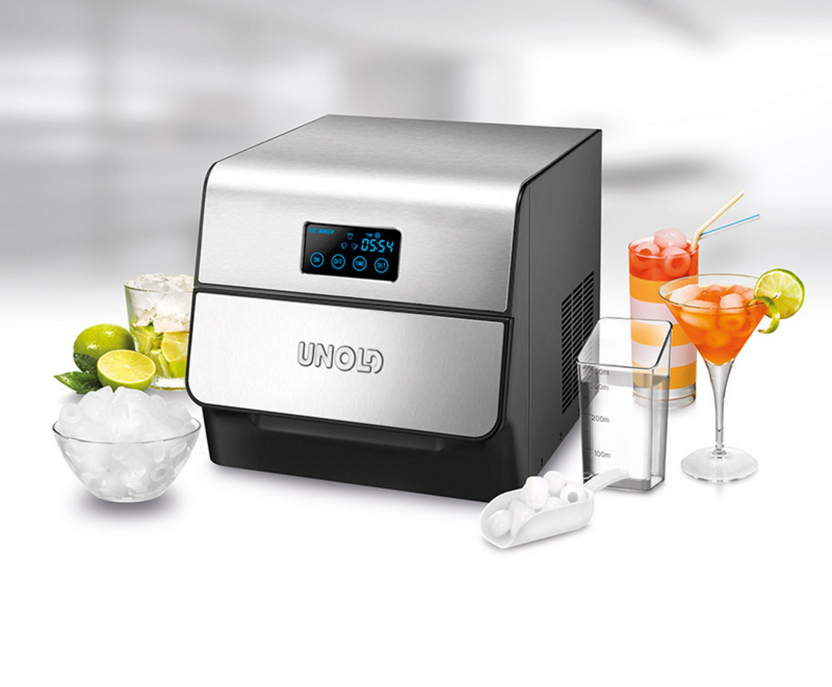 Kostkarka do lodu ze stali nierdzewnej ze szklankami, limonkami i kostkami lodu.