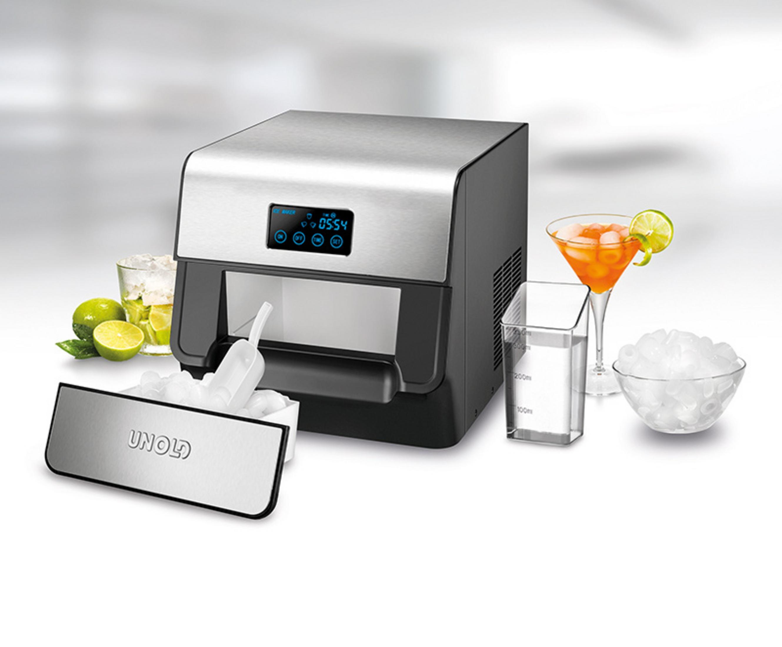 Kostkarka do lodu z koktajlem, szklanką, limonkami i kostkami lodu.