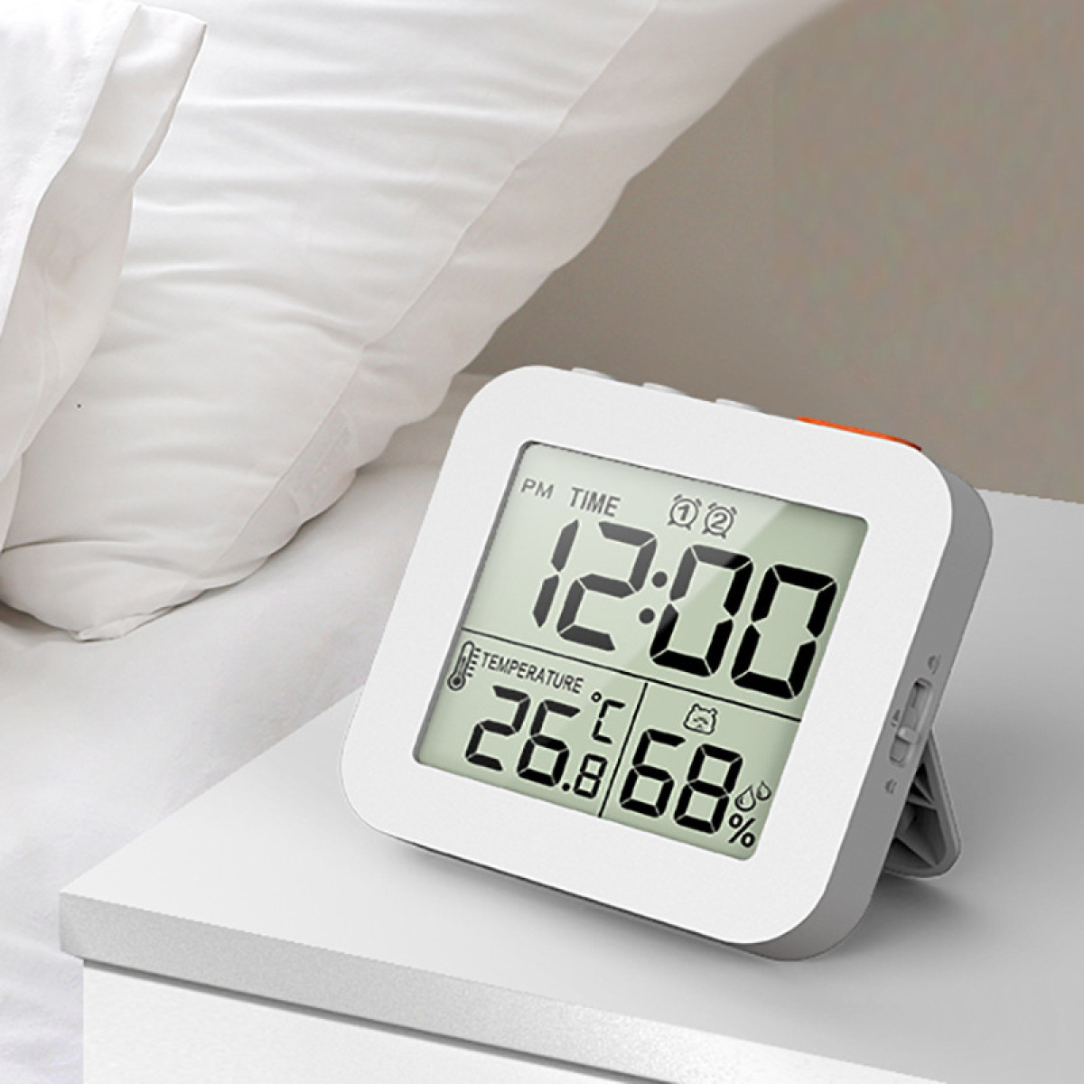 Ein digitaler Wecker zeigt 12:00 Uhr, 26,8°C und 68% Luftfeuchtigkeit an.