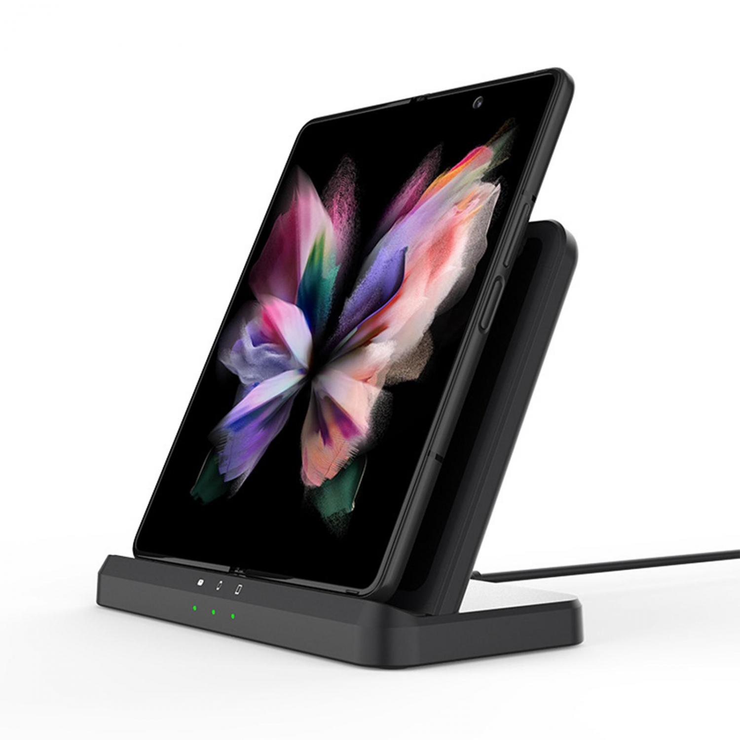 Ein Smartphone, das auf einer schwarzen Ladestation steht. Es ist geöffnet.