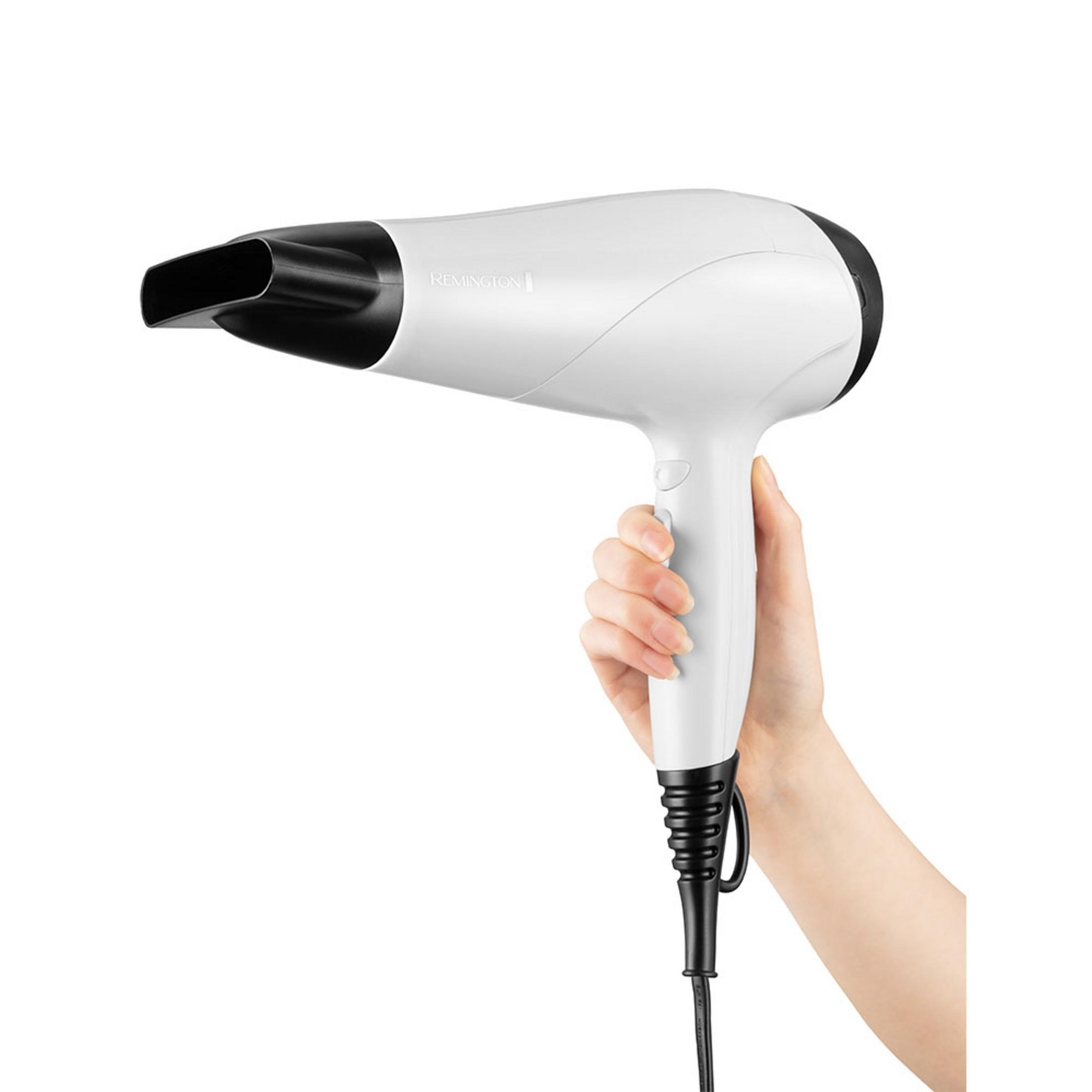 Dłoń trzyma białą suszarkę Remington z czarną dyszą.