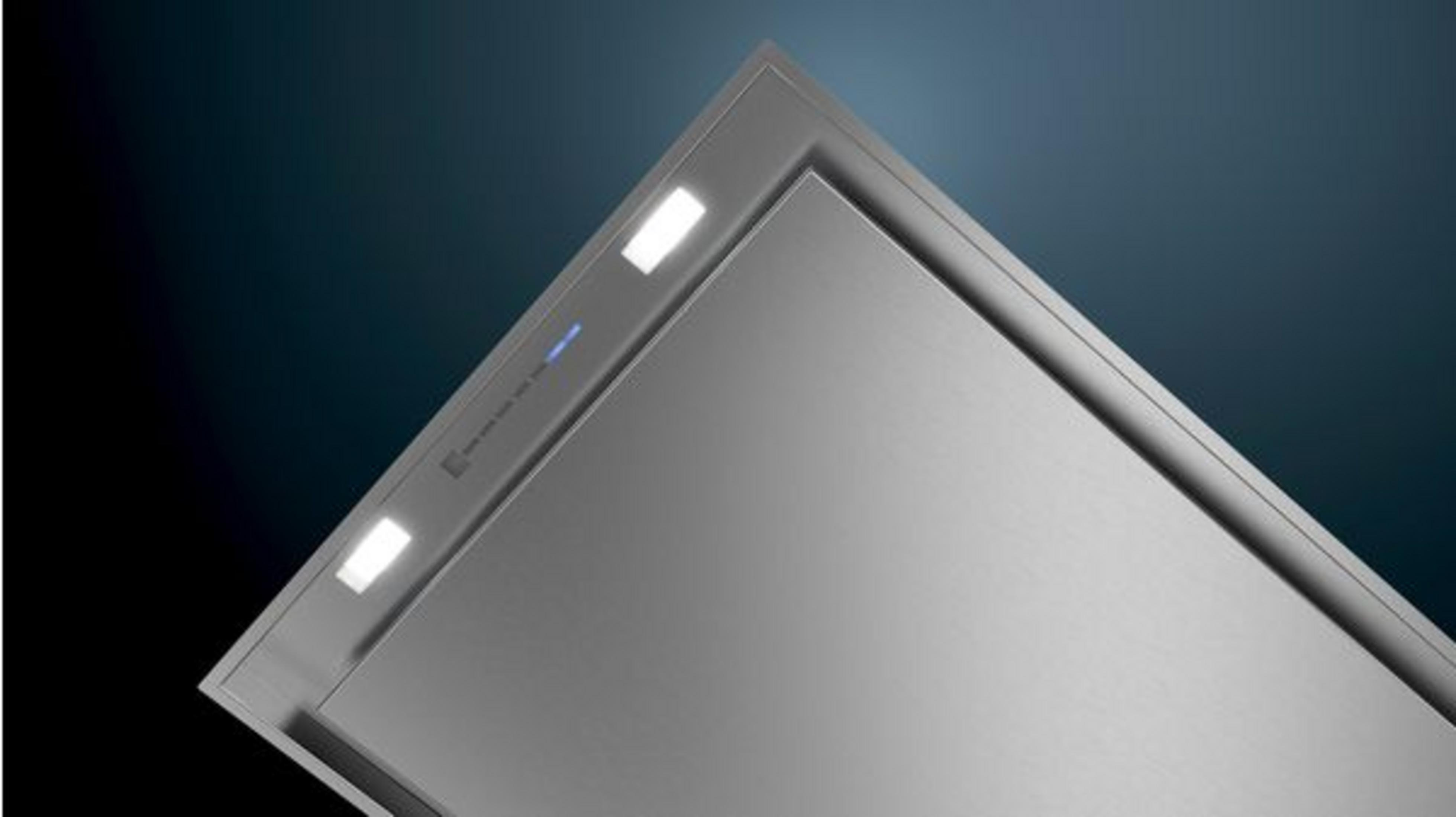Cappa aspirante in acciaio inox con due luci e indicatore blu.
