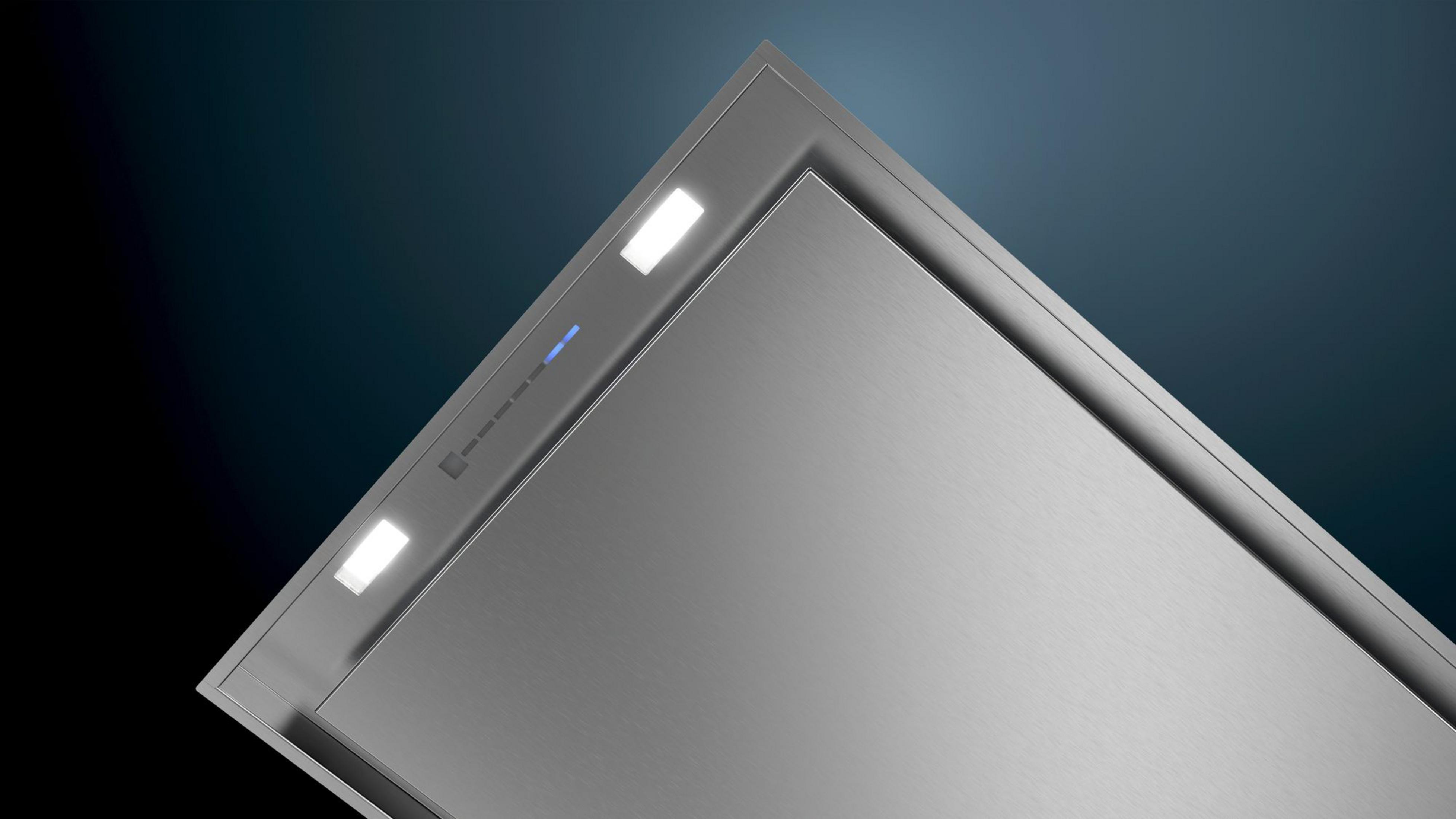 Cappa in acciaio inox con luci e accenti blu.