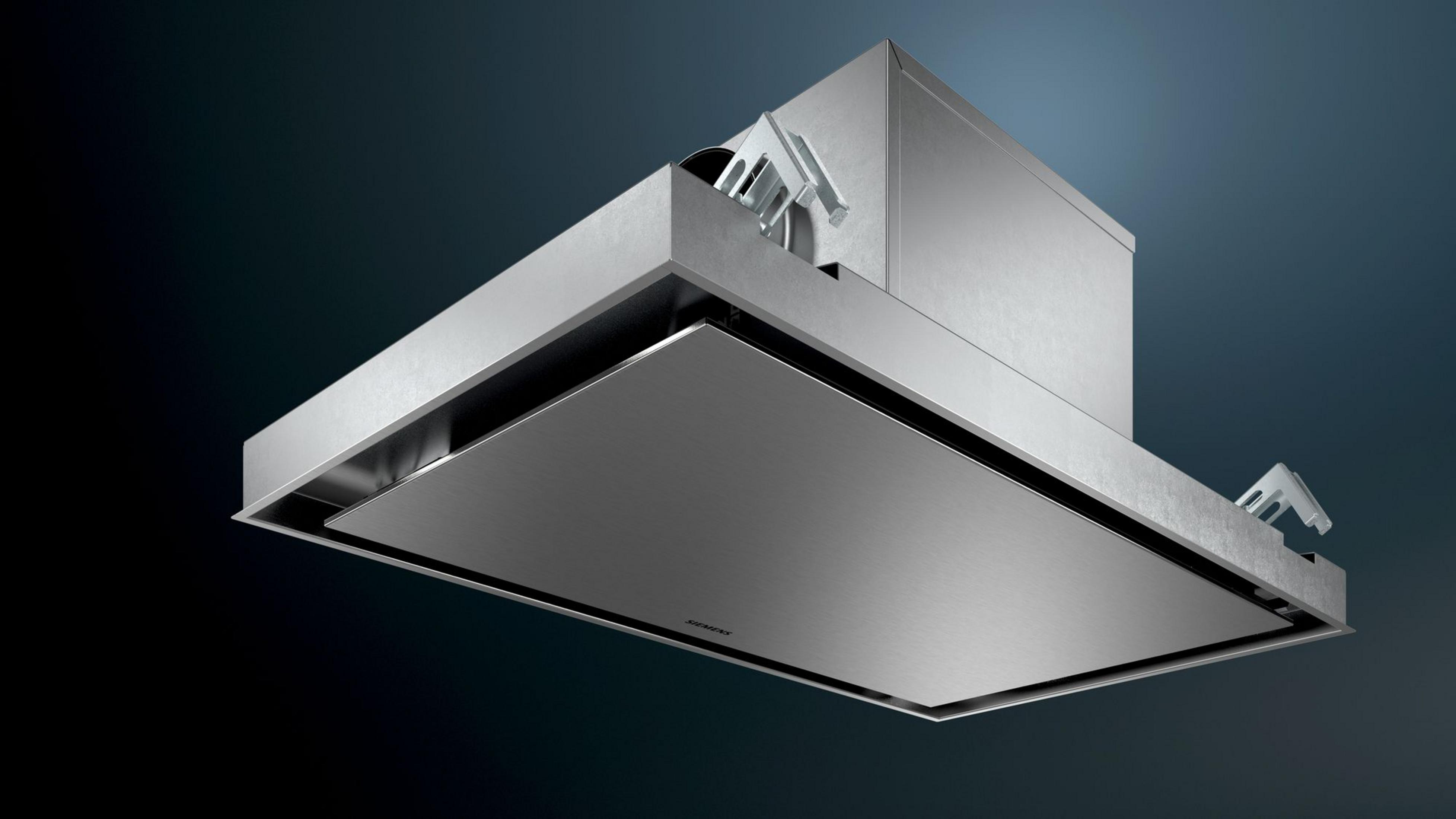 Una cappa moderna in acciaio inox dalle linee pulite su sfondo scuro.
