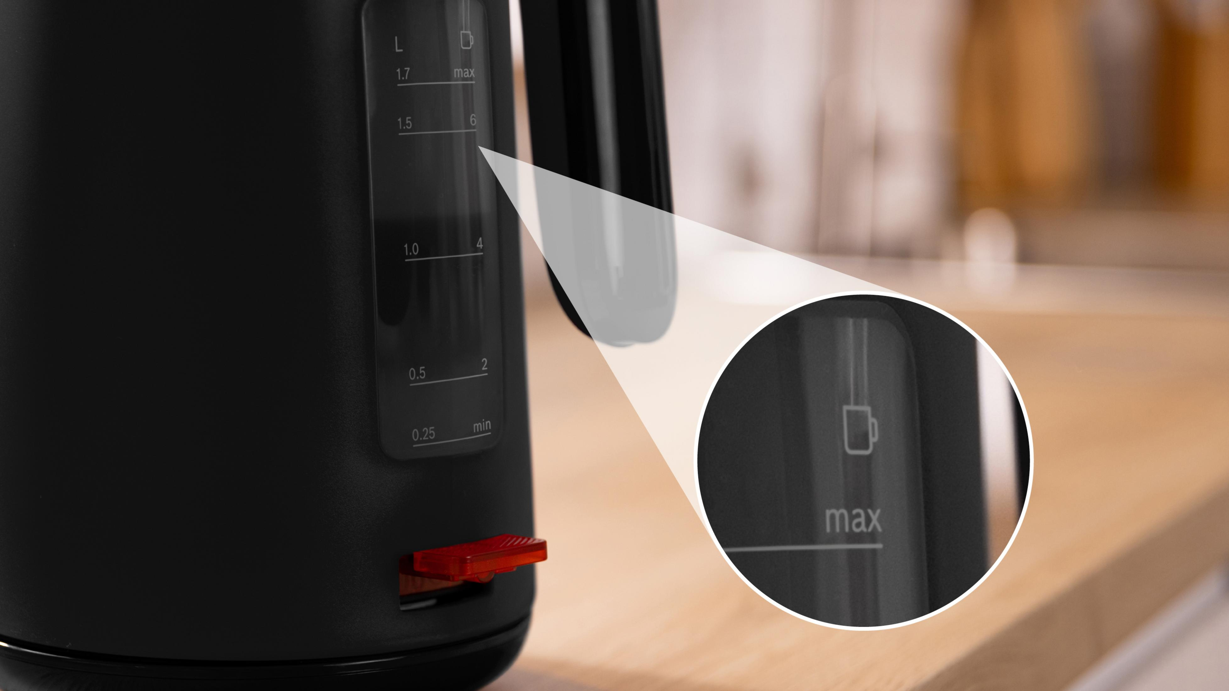 Czajnik elektryczny czarny ze wskaźnikiem poziomu wody i czerwonym przełącznikiem.