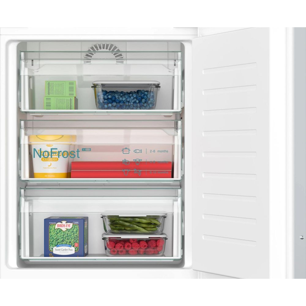 Zamrażarka z mrożonkami: jagody, lody, fasolka szparagowa, maliny.