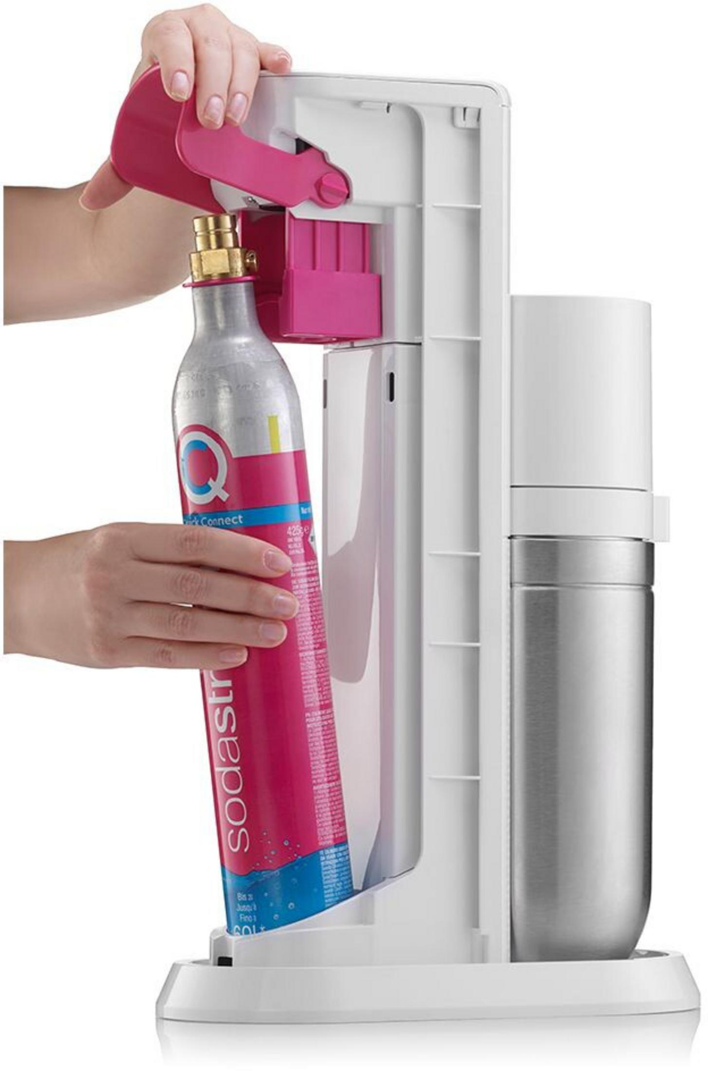 Ręka wkłada różową butlę z CO2 do saturatora.