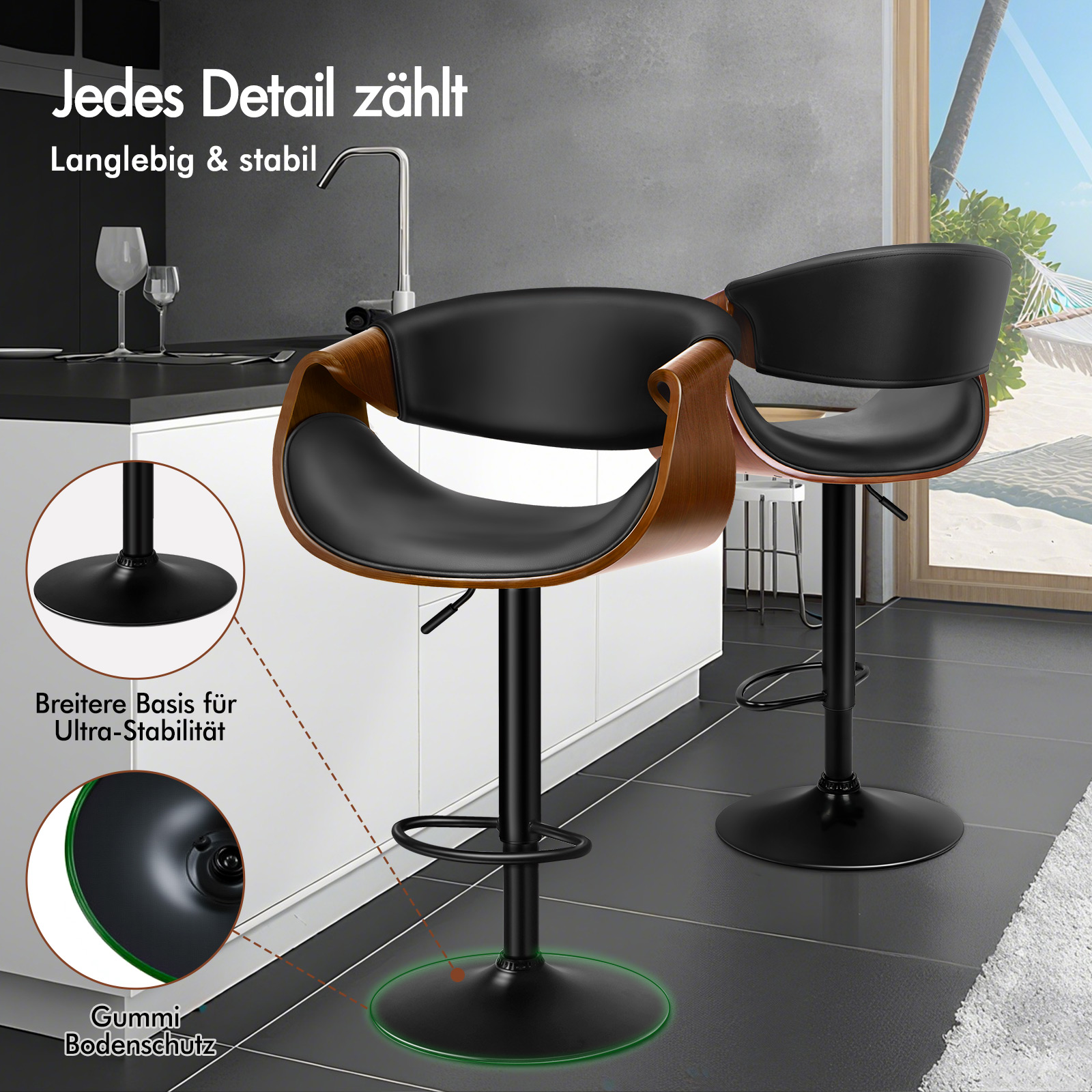 Zwei schwarze Barhocker mit Holzdetails stehen in einer Küche mit Blick auf den Strand.