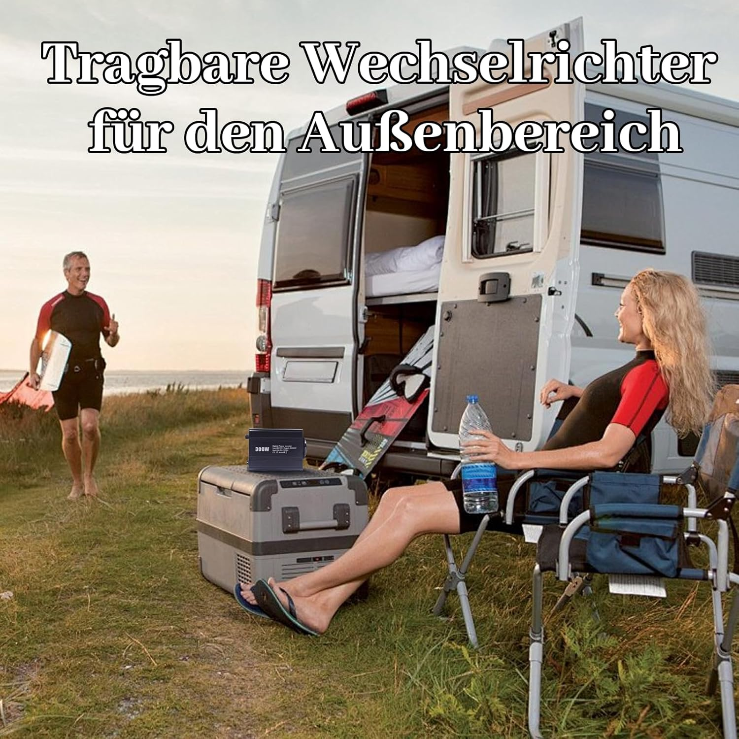Mann mit Surfbrett geht zum Wohnmobil, Frau sitzt daneben.