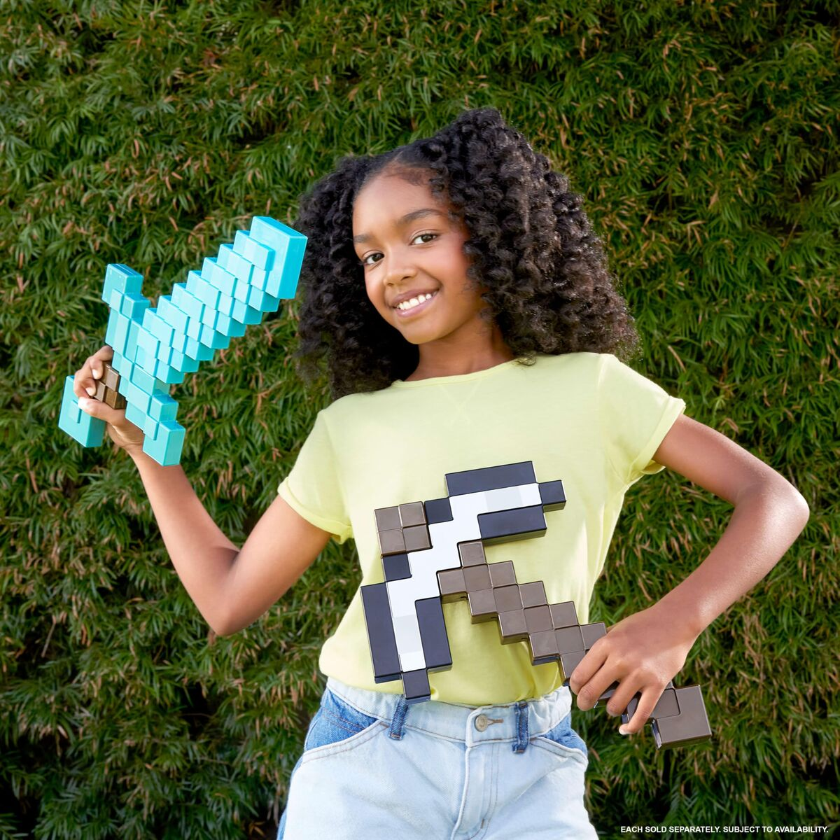 Ein Mädchen mit lockigem Haar hält ein blaues Minecraft-Schwert und eine Spitzhacke.