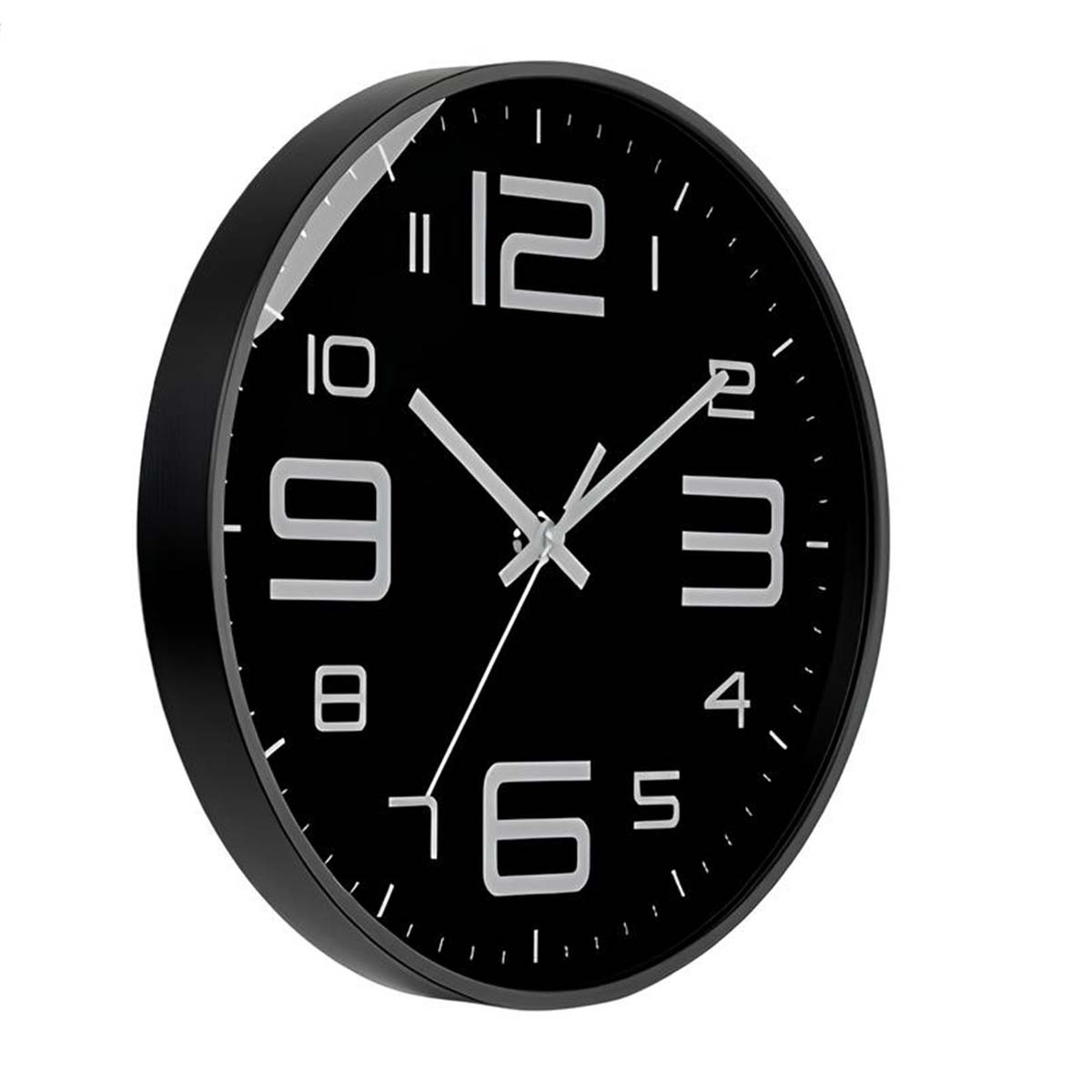 Schwarze Wanduhr mit weißen Ziffern und Zeigern, die 10:09 Uhr anzeigt.