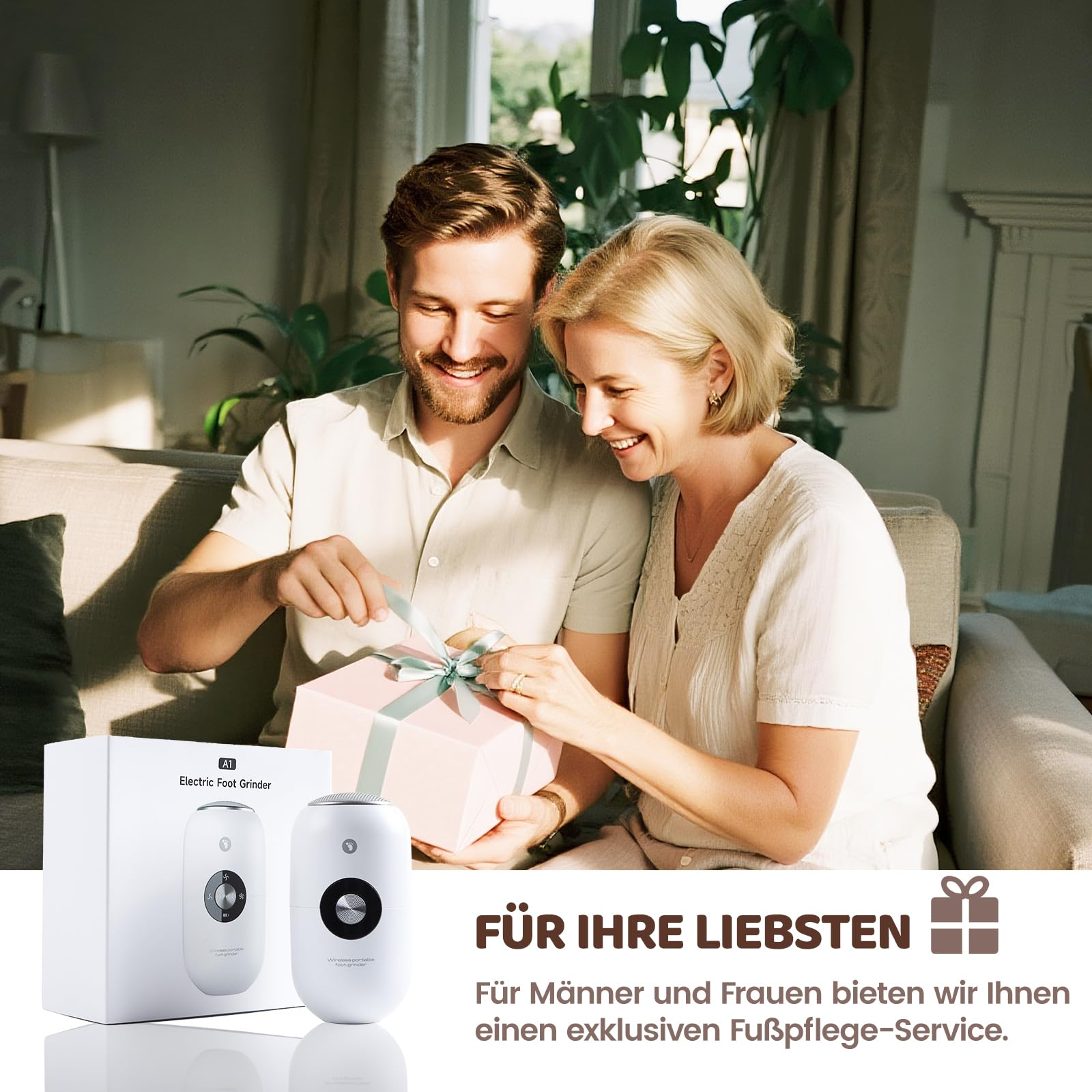 Ein Mann und eine Frau öffnen ein Geschenk. Ein elektrischer Fußschleifer ist daneben.