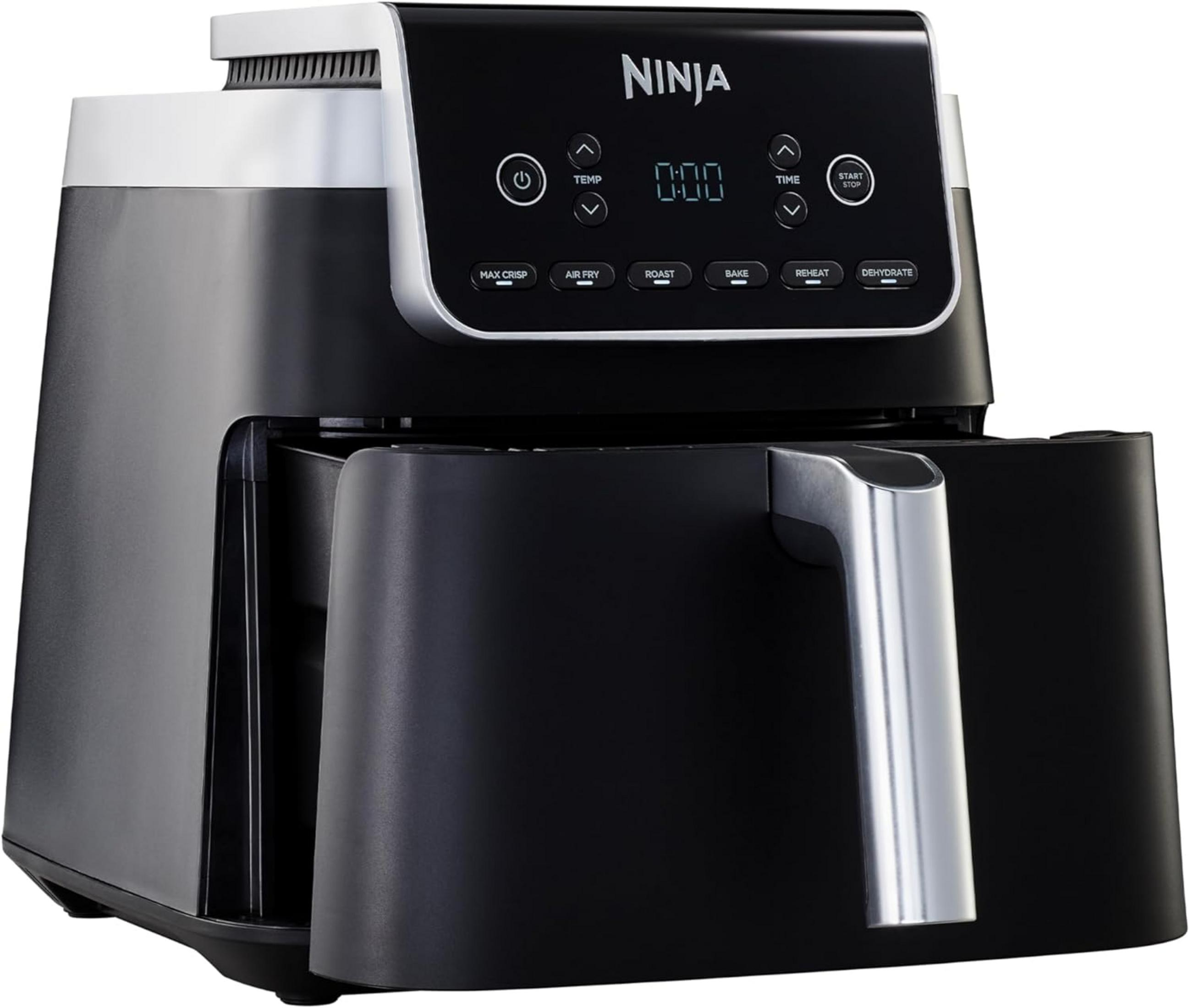 Friggitrice ad aria Ninja nera con display digitale e manico argentato.