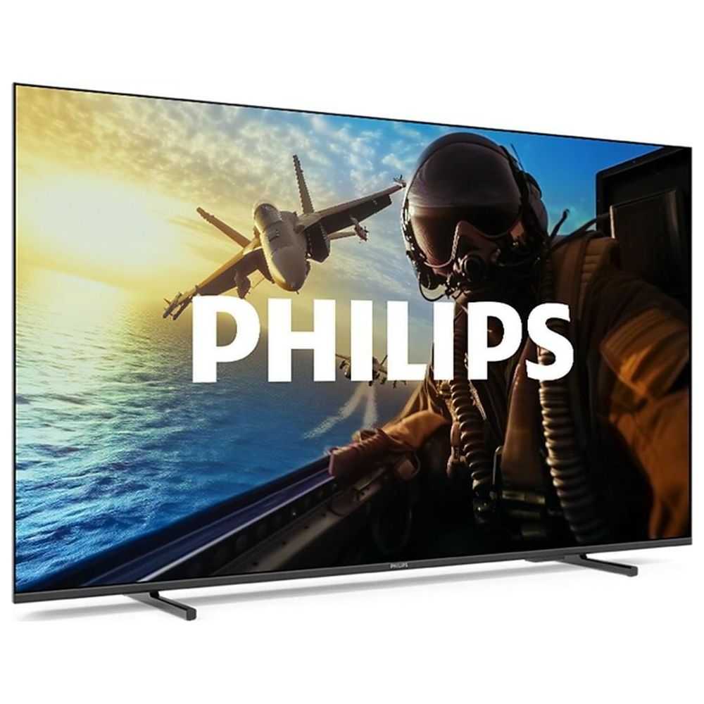 Pilot w kokpicie leci nad morzem, przed nim leci myśliwiec.