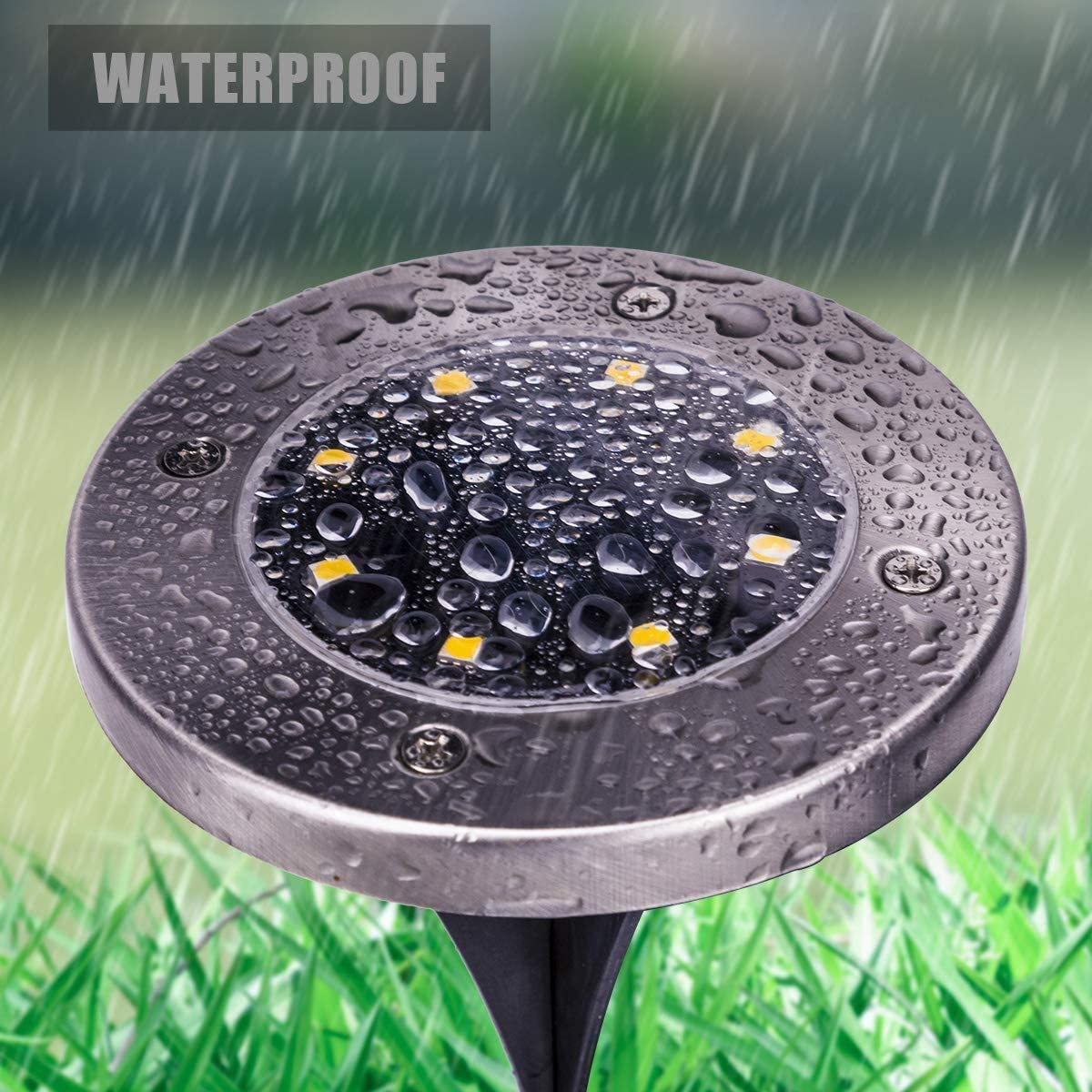 Wasserdichte Solarleuchte mit LEDs auf nassem Gras im Regen.