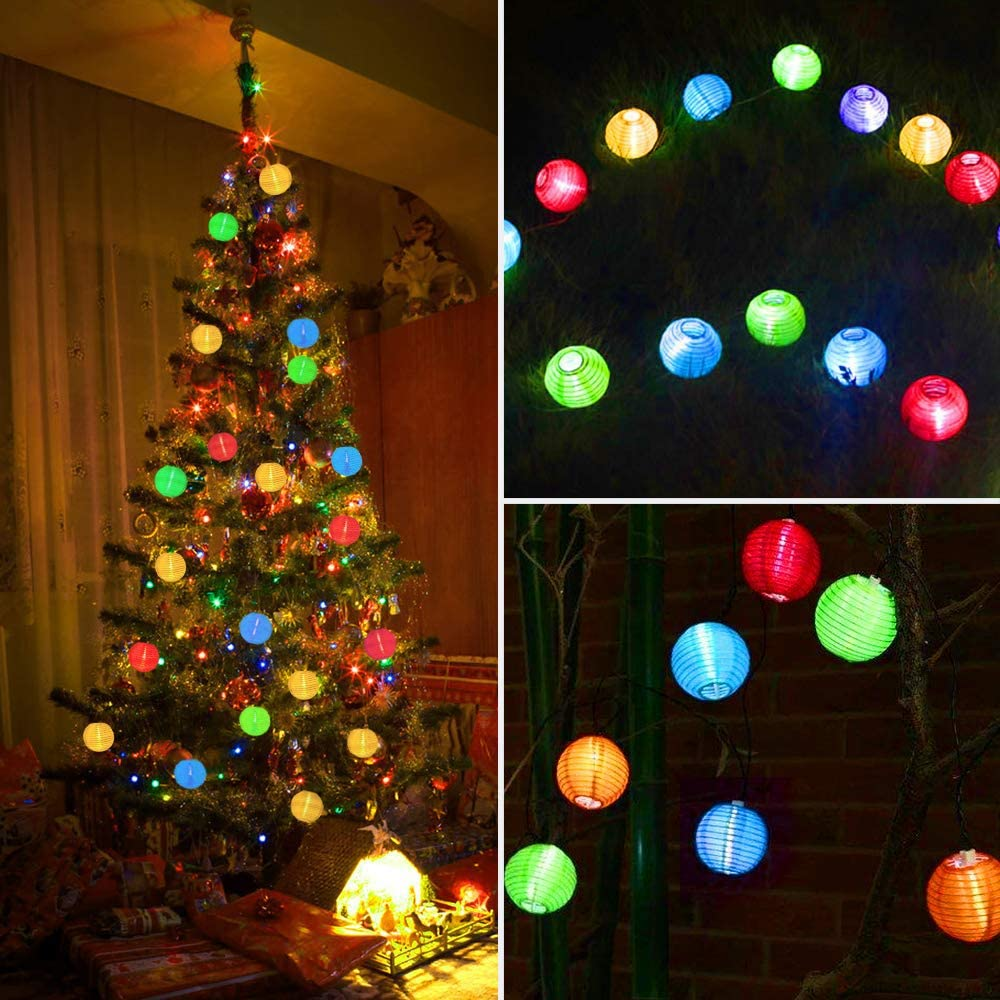 Collage aus bunten Laternenlichtern an einem Weihnachtsbaum, Gras und Bäumen.