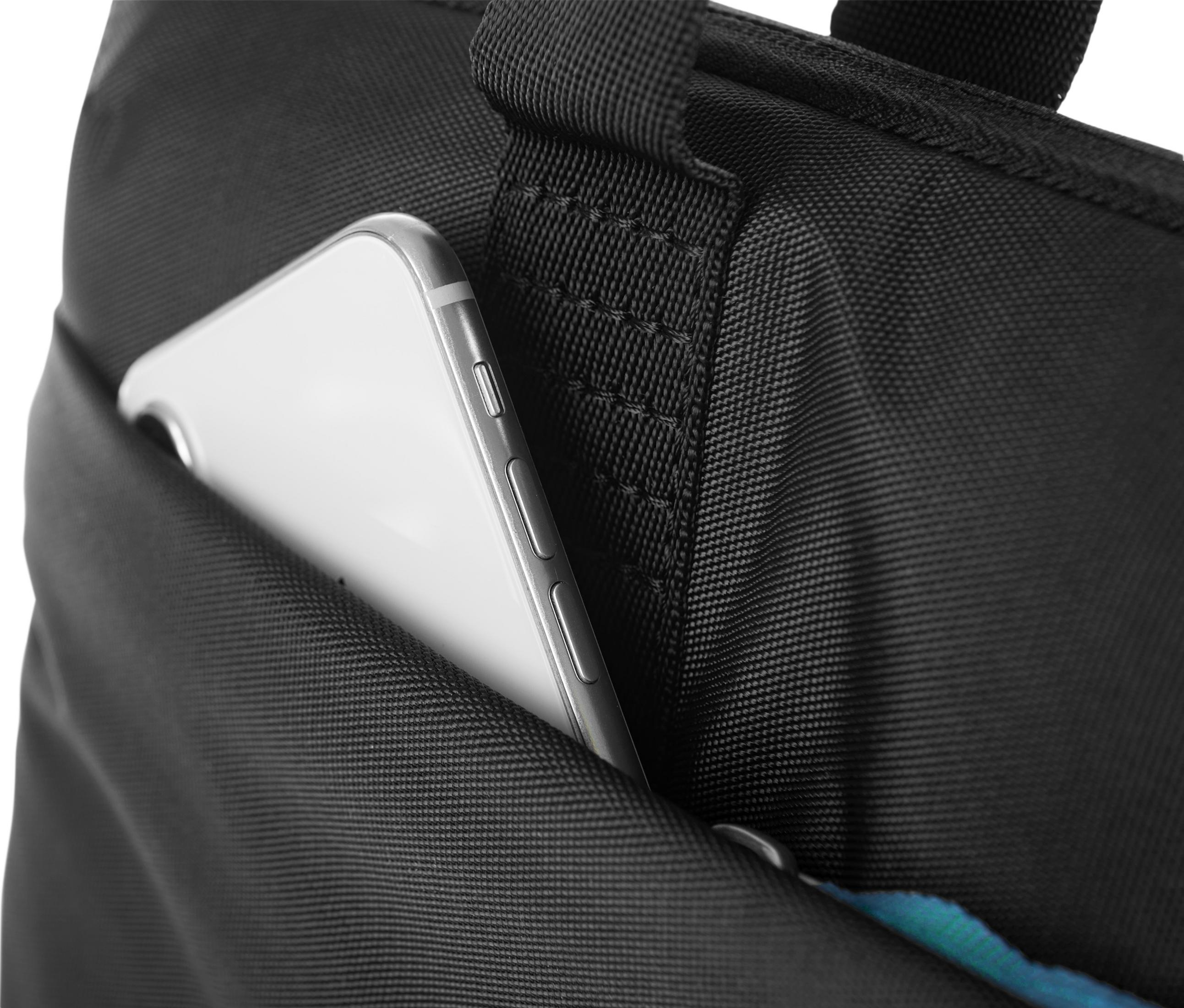 Un smartphone argenté est glissé dans une poche en tissu noir.
