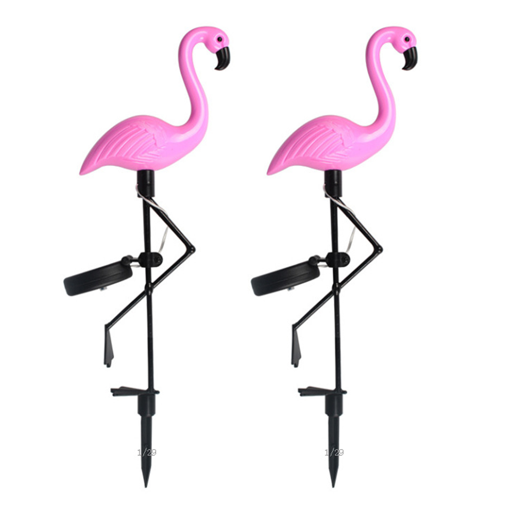 Zwei rosa Flamingo-Gartenleuchten mit Solarpanel und schwarzem Gestell.