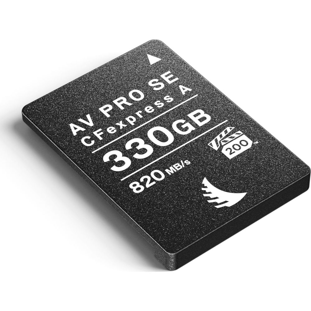 Ein schwarzes CFexpress A Speichermedium mit 330 GB Kapazität und 820 MB/s Geschwindigkeit.