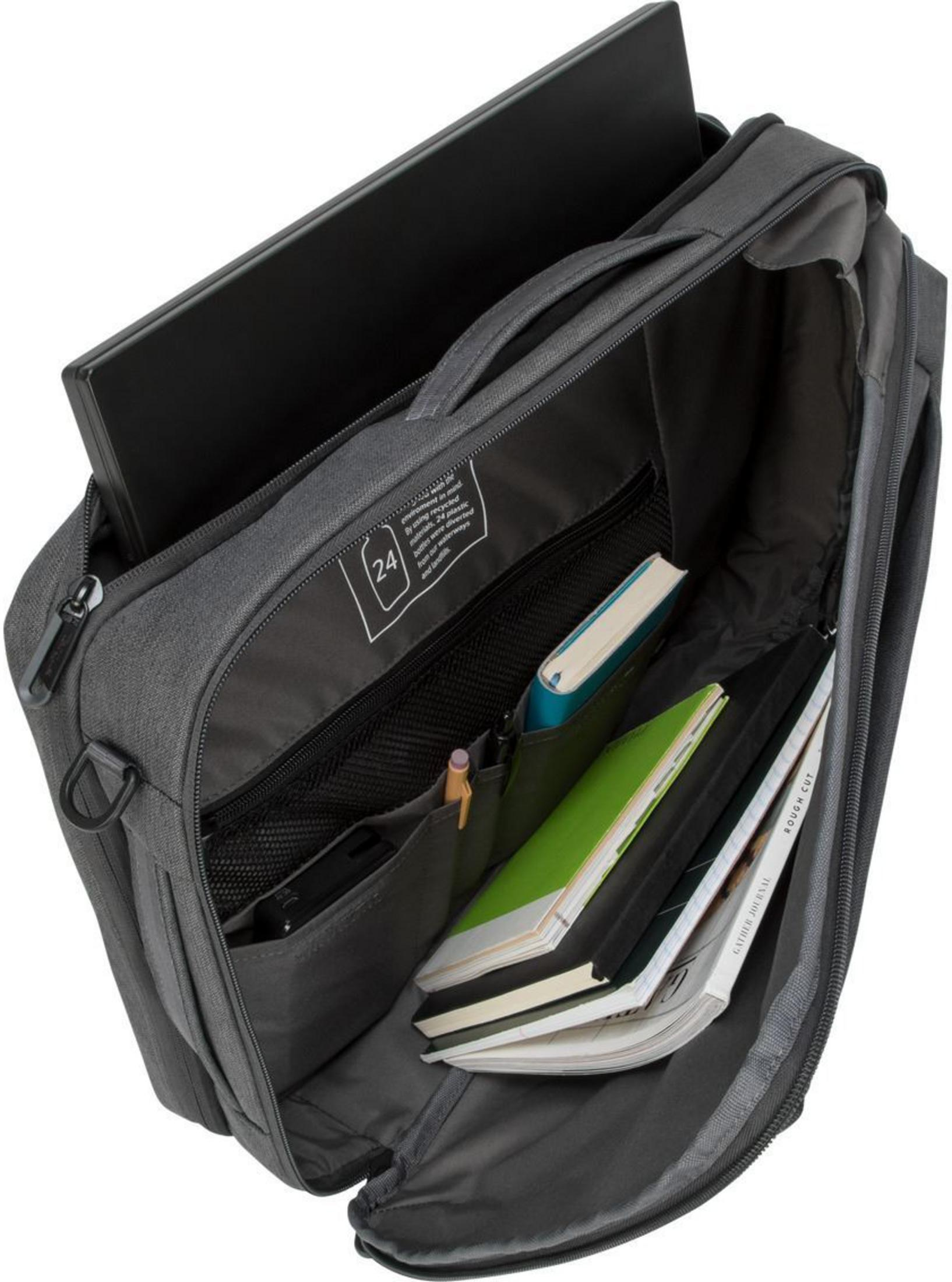 Graue Tasche mit Laptop, Büchern und Stift.