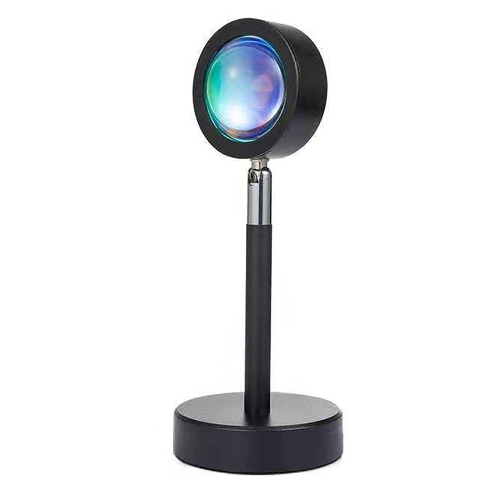 Eine runde Lampe mit Farbverlauf wirft Licht auf einen schwarzen Ständer.